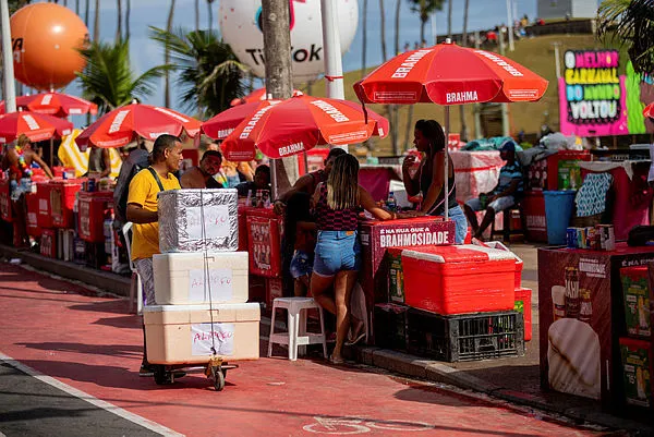 Ambulantes também mobimentam os circuitos de Carnaval