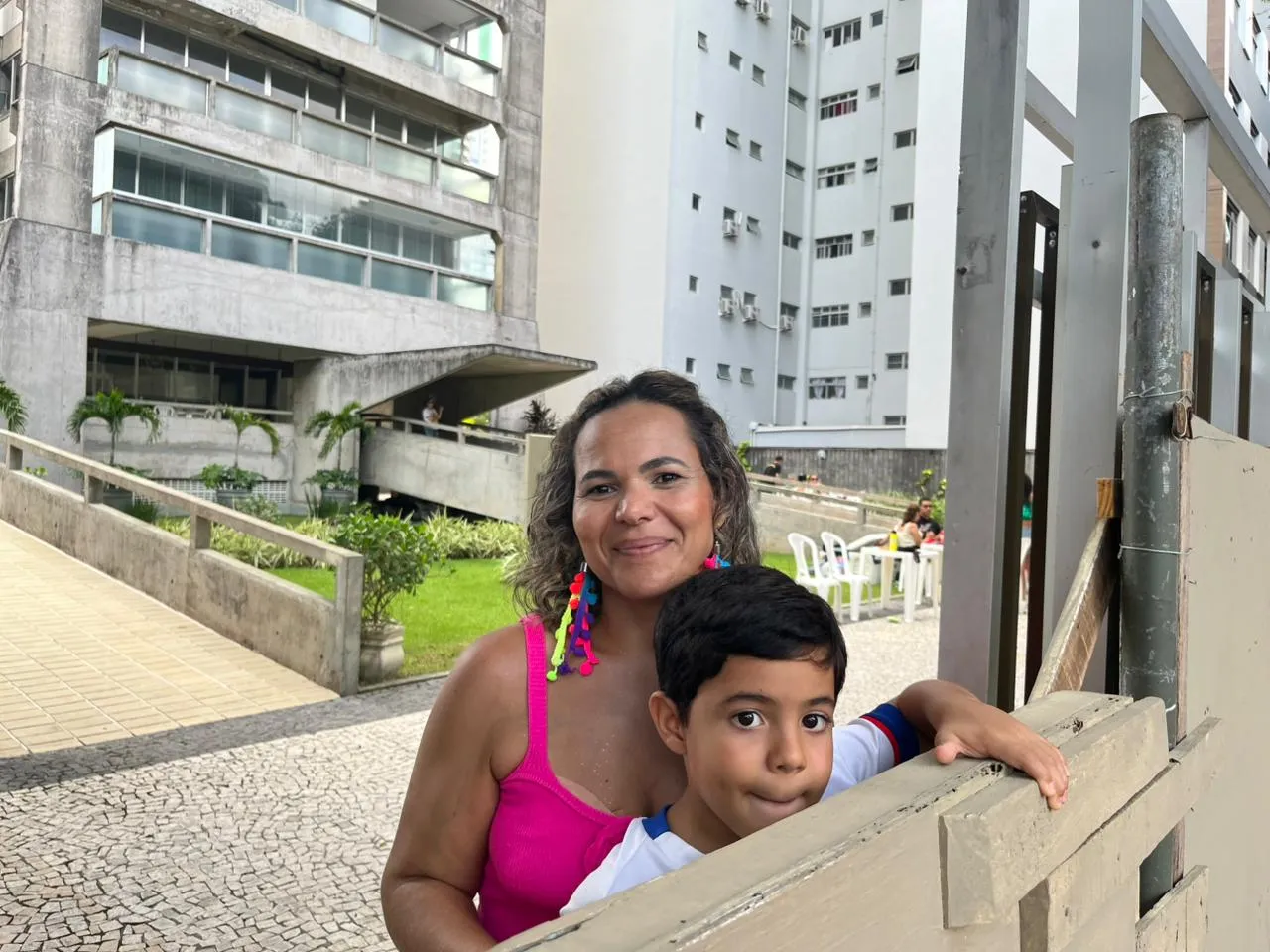 Na foto: Michele Lourenço e filho