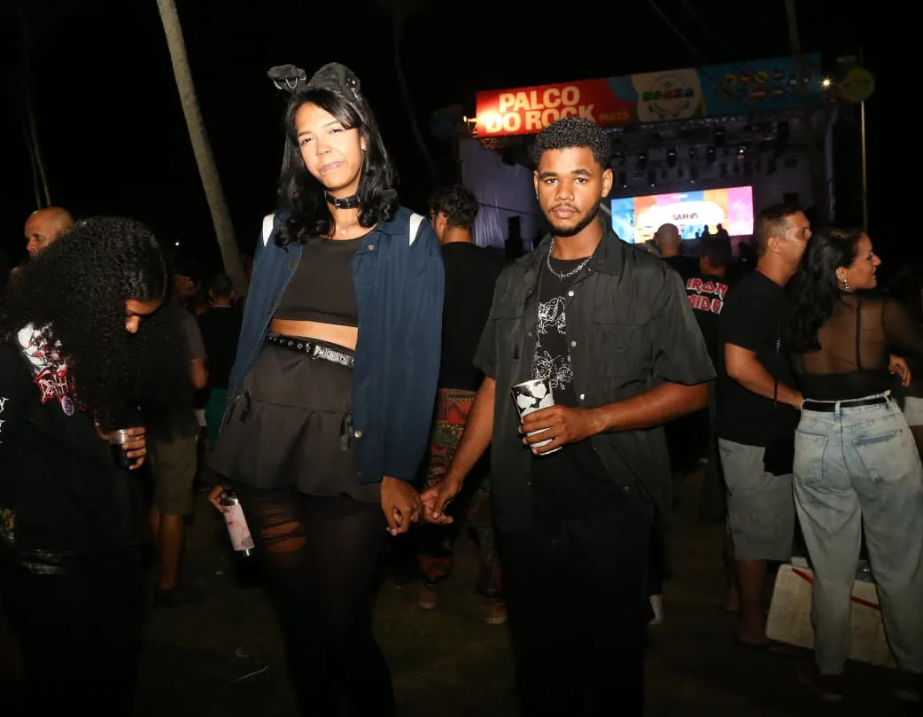 Raissa ao lado do amigo curtindo o Palco do Rock