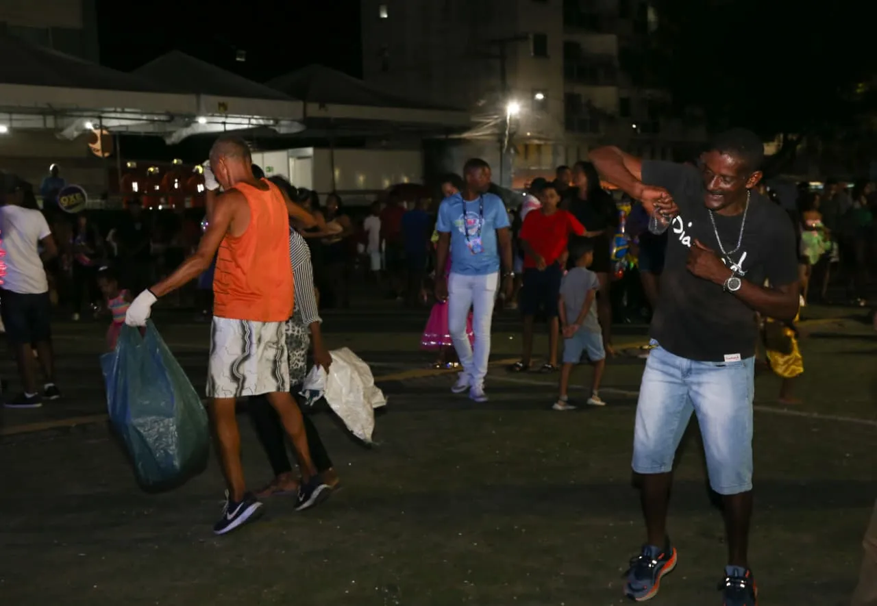 Povo pulando ao som de Pedro Libe