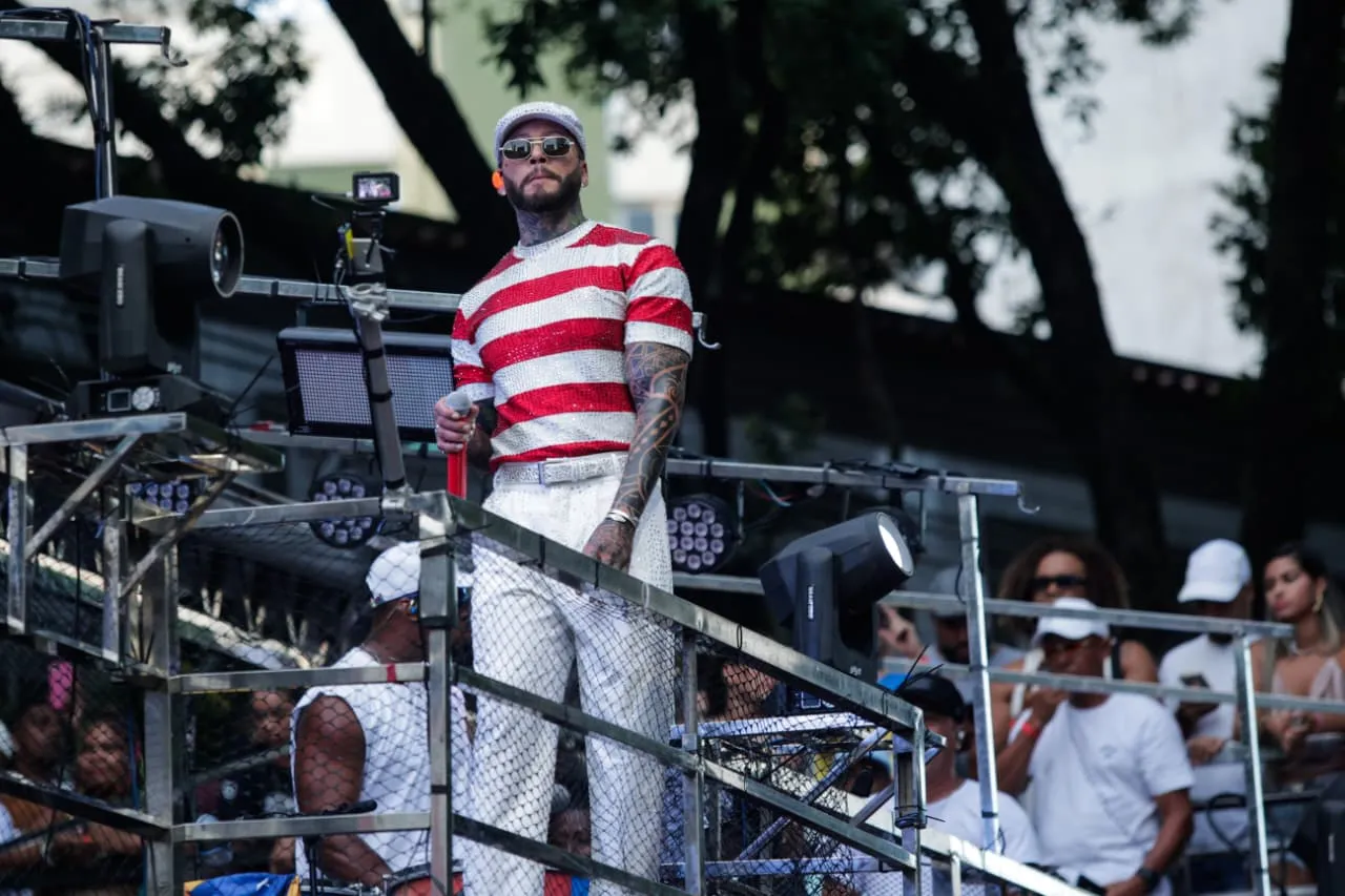 No look, Kannário decidiu homenagear o sambista Bezerra da Silva, conhecido como o 