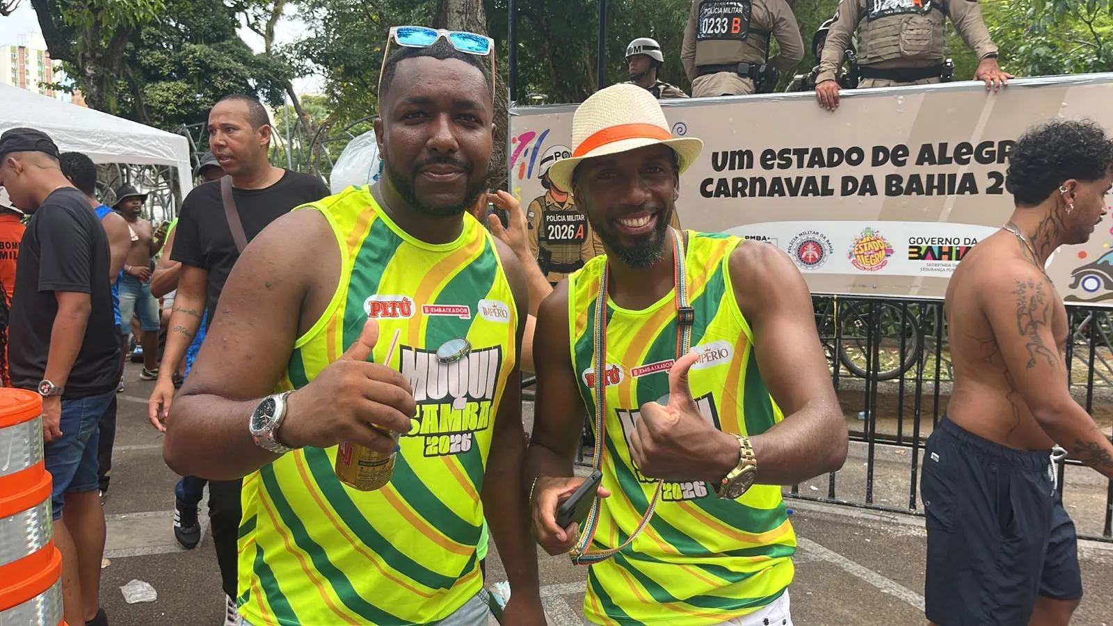 Na foto: Leandro está utilizando um chapéu e acomapanhado de um amigo
