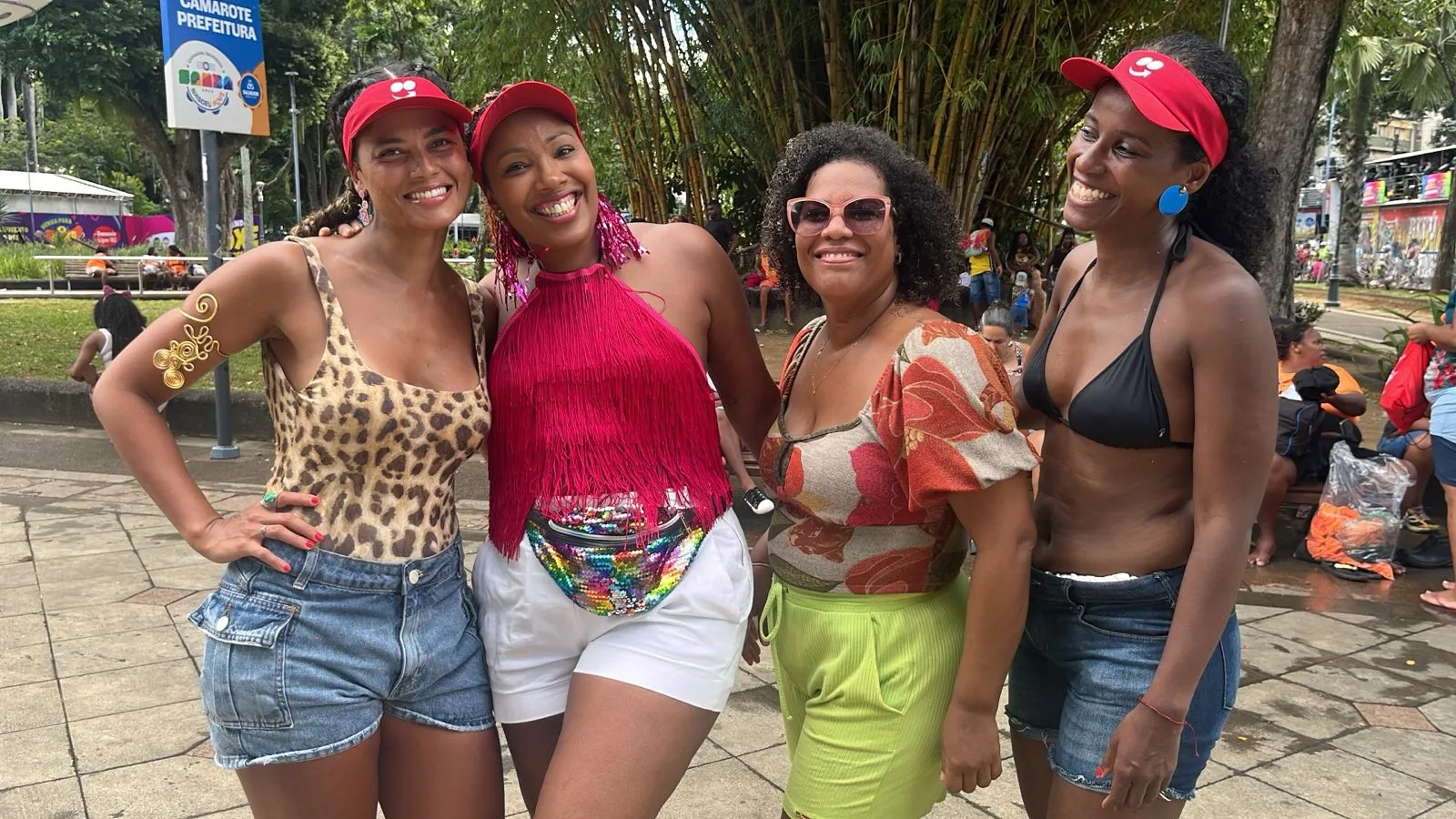 Na foto: Fabiana está de blusa rosa e utilizando uma pochete