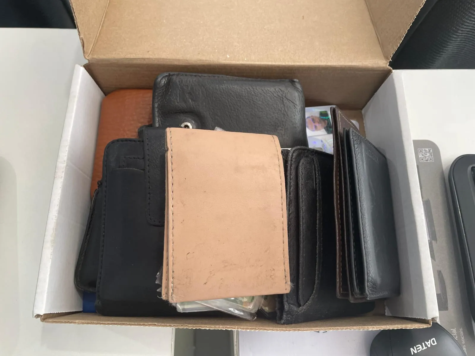 Carteiras também são esquecidas pela galera