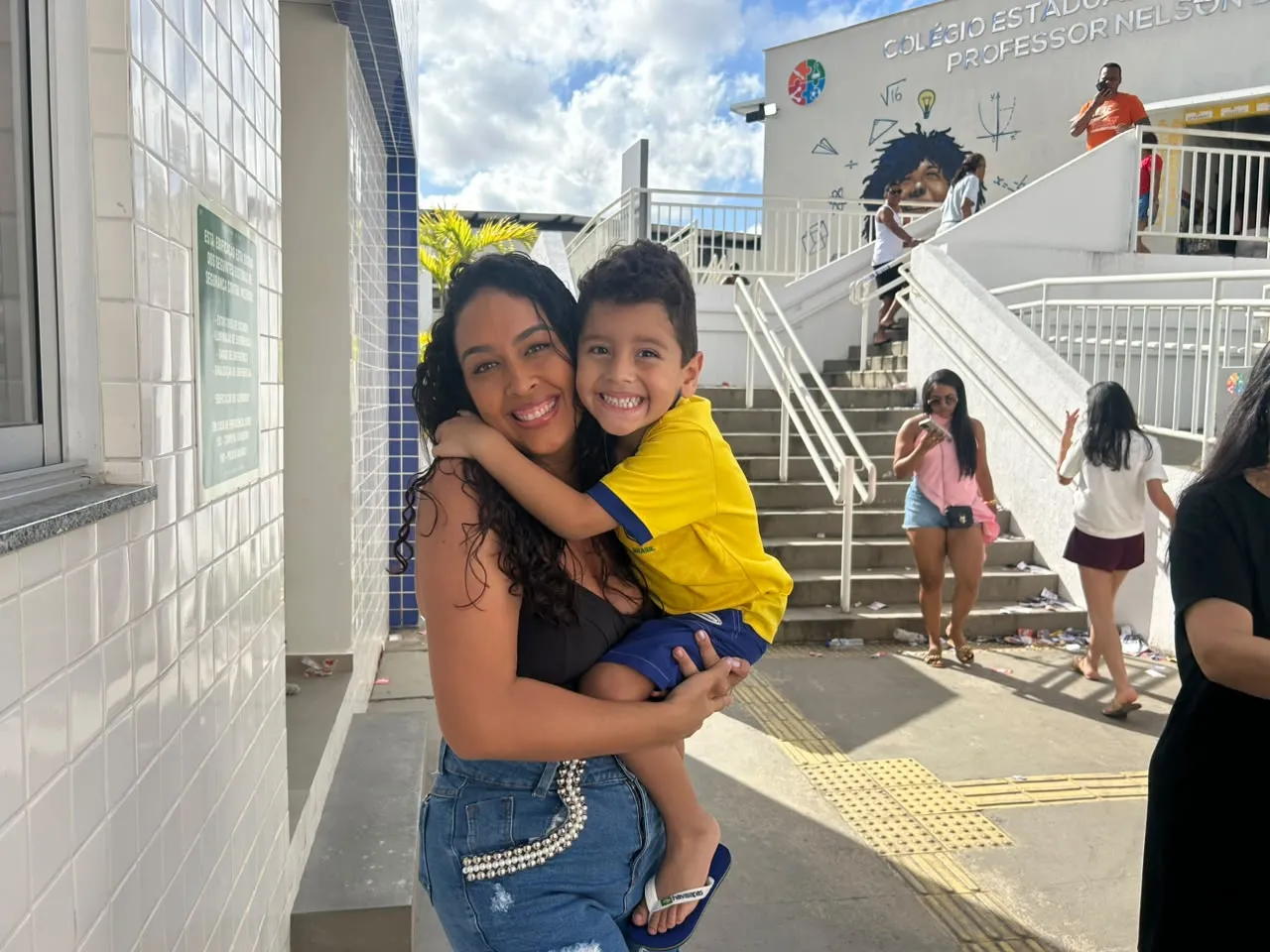 Bruna Andrade, 32 anos, e seu filho, moradores de Cajazeiras 11