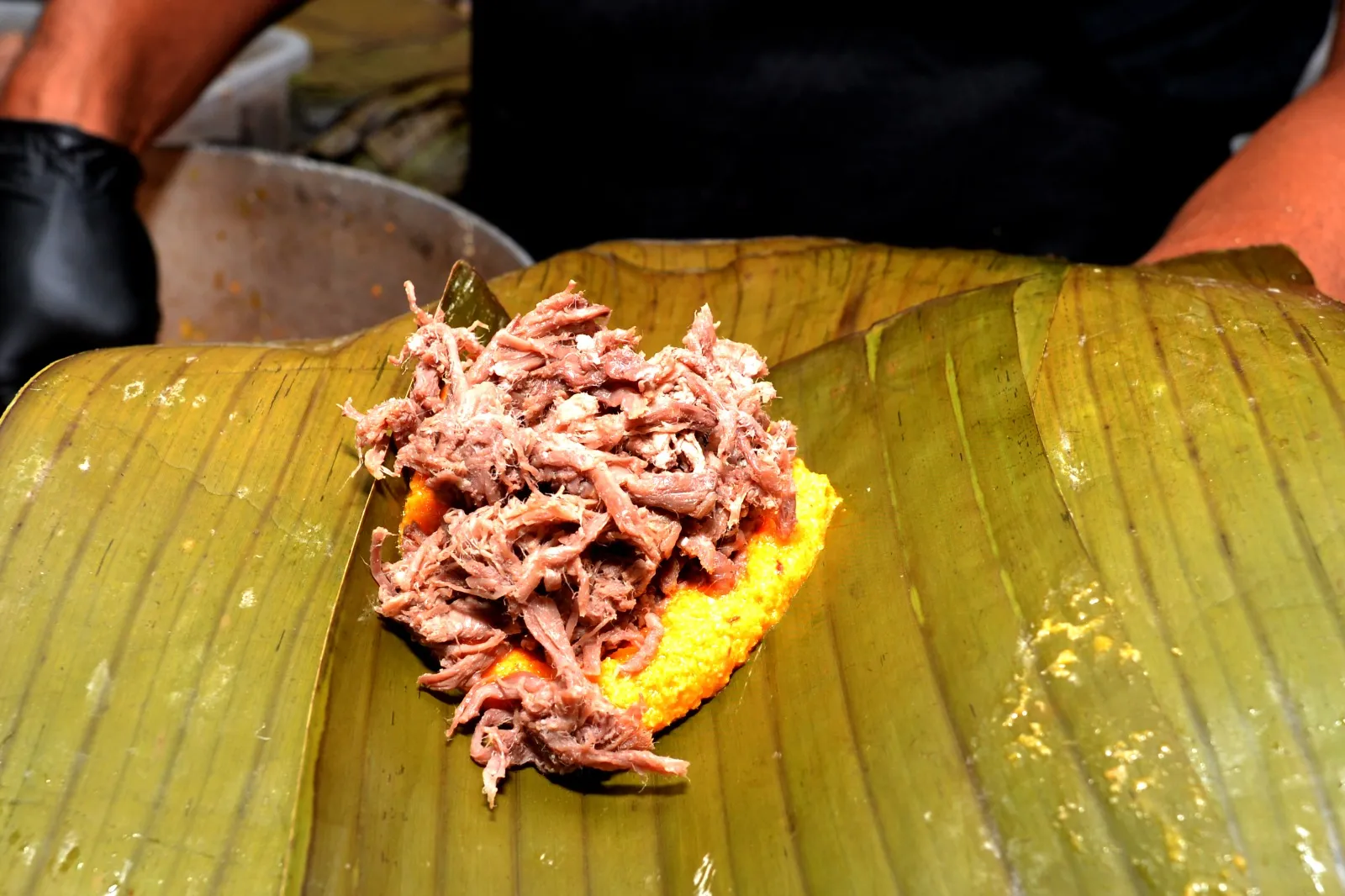 O primeiro abará recheado da barraca foi de carne seca. Veja montagem do quitute