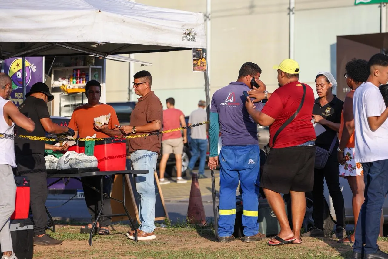 Barraca do Universo do Acarajé faz fila e fichas são distribuídas para organizar os clientes