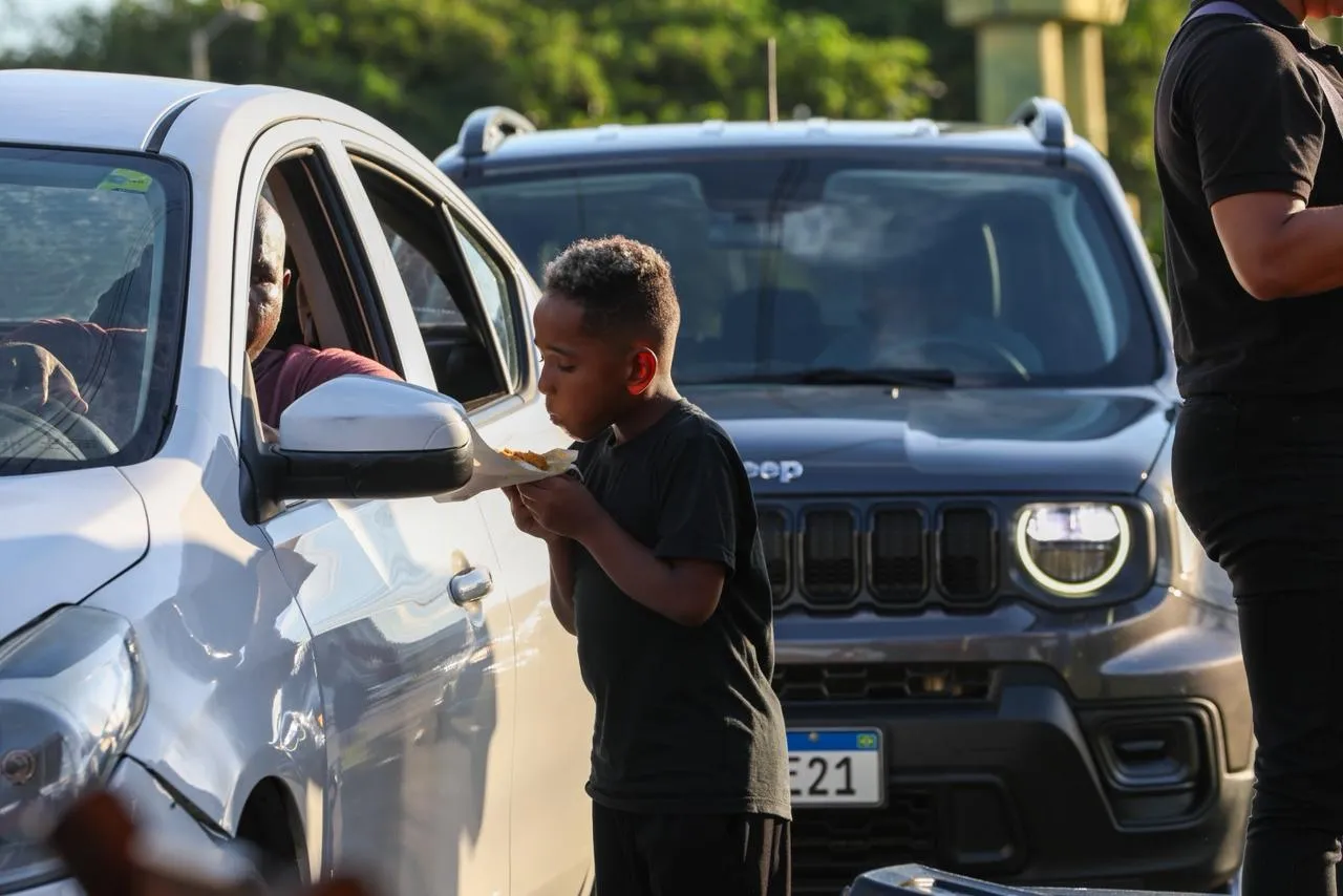 Garotinho saiu do carro do pai para comprar abará recheado