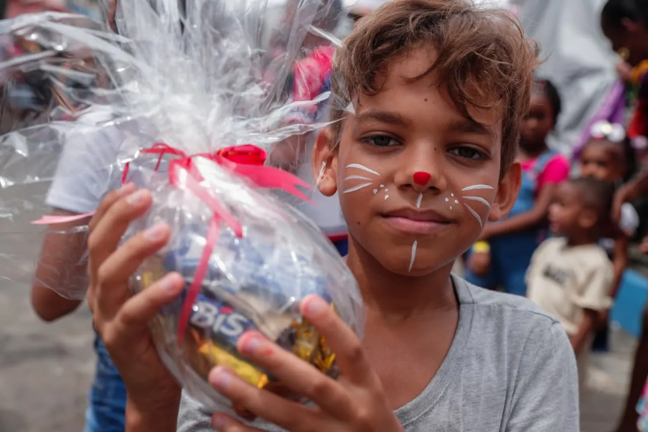 Isaac Pedro, de 11 anos, participou de brincadeiras e ganhou ovo de páscoa