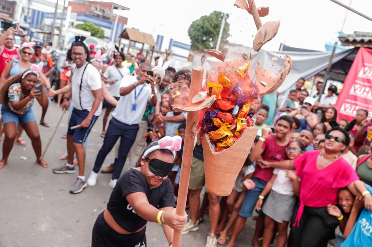 Crianças participam de atividade durante ação solidária