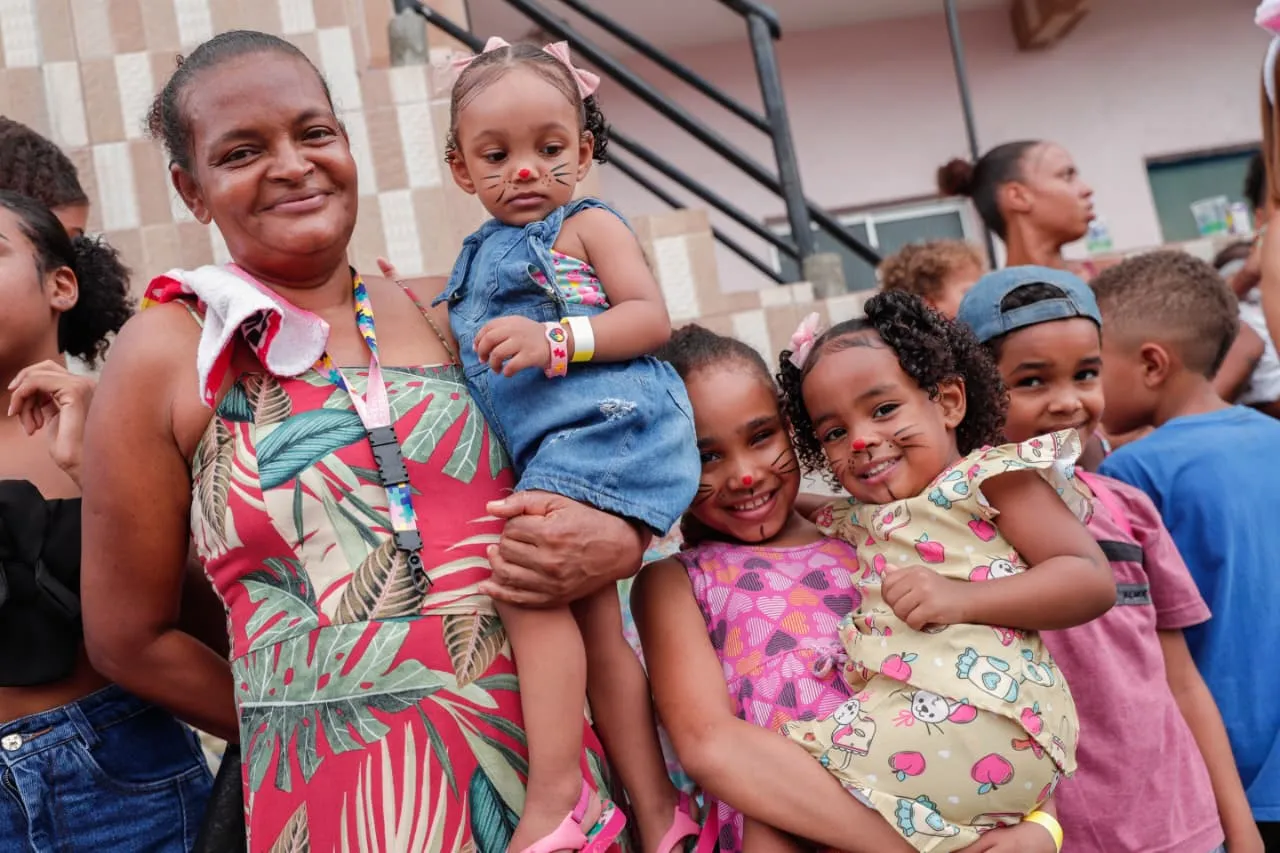 Avó leva netos para ação solidária de Páscoa no Cabula
