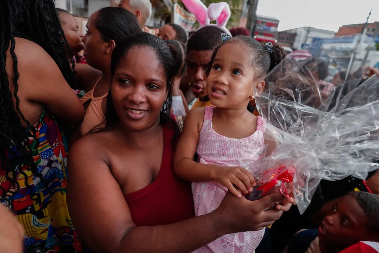 Criança ganha ovo de Páscoa