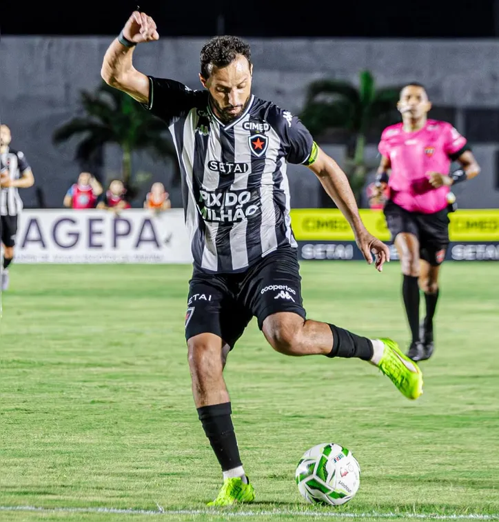 Nenê, aos 44 anos, em campo pelo Botafogo-PB