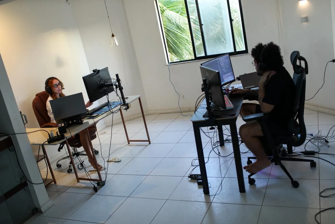 Ananda e o esposo criaram um escritório na própria casa