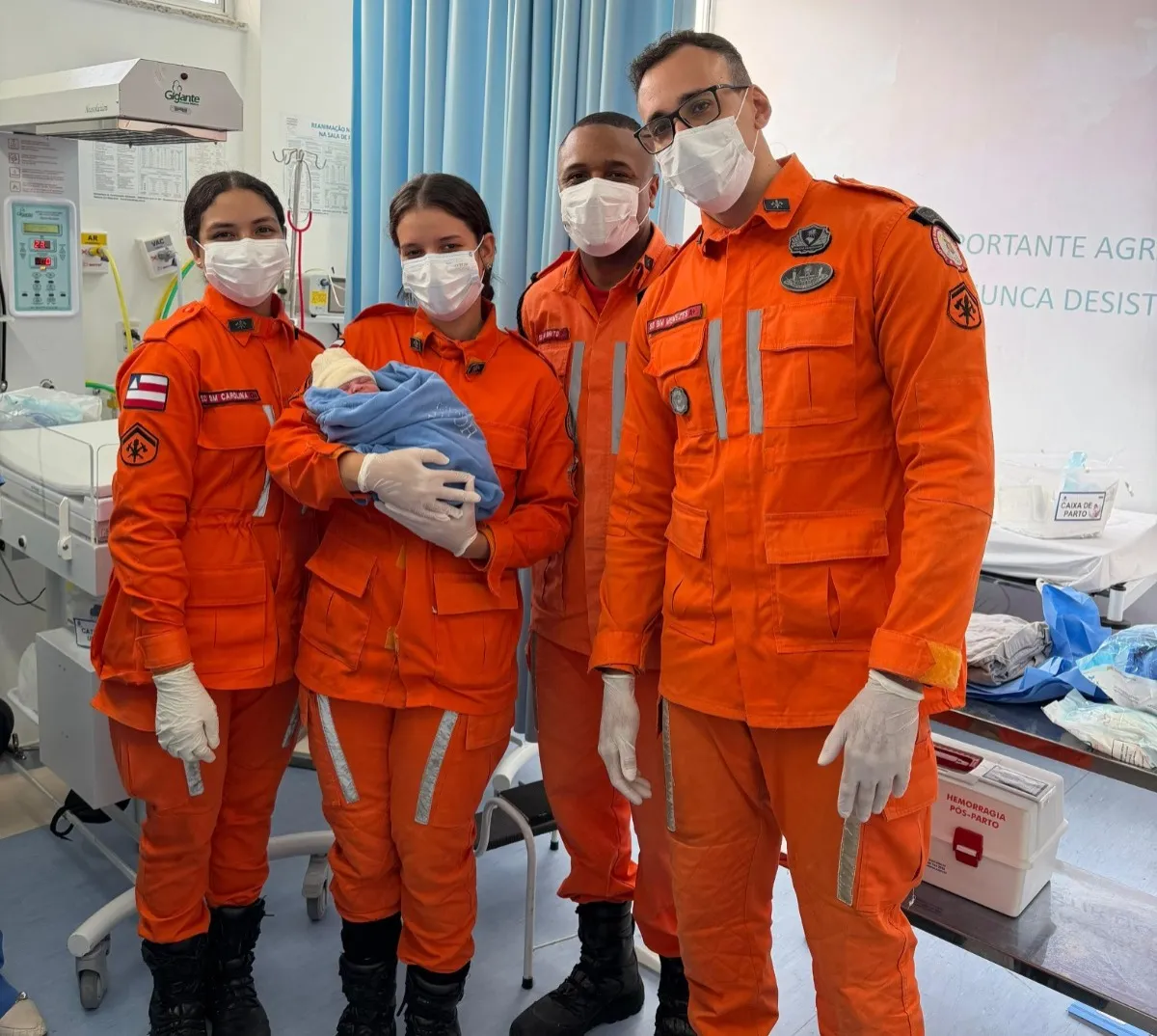 Guarnição que realizou o parto e o bebê