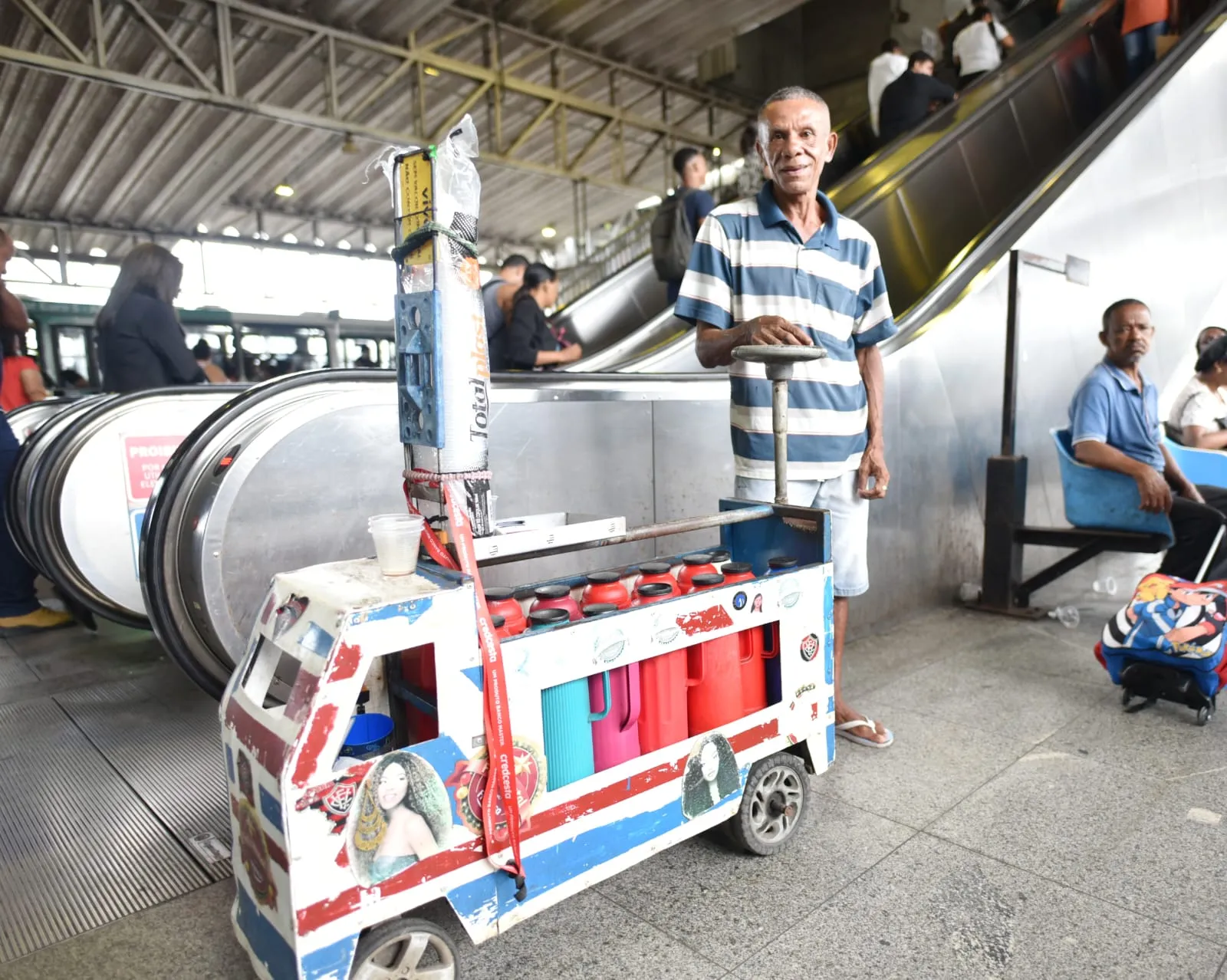 Francisco Moraes dos Santos, de 62 anos, é vendedor de cafezinho há mais de 30 anos