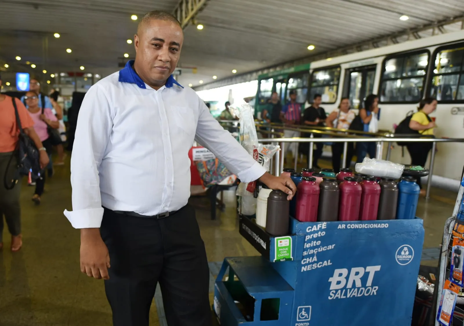 Alan usa roupas formais para trabalhar e defende a boa imagem do seu negócio