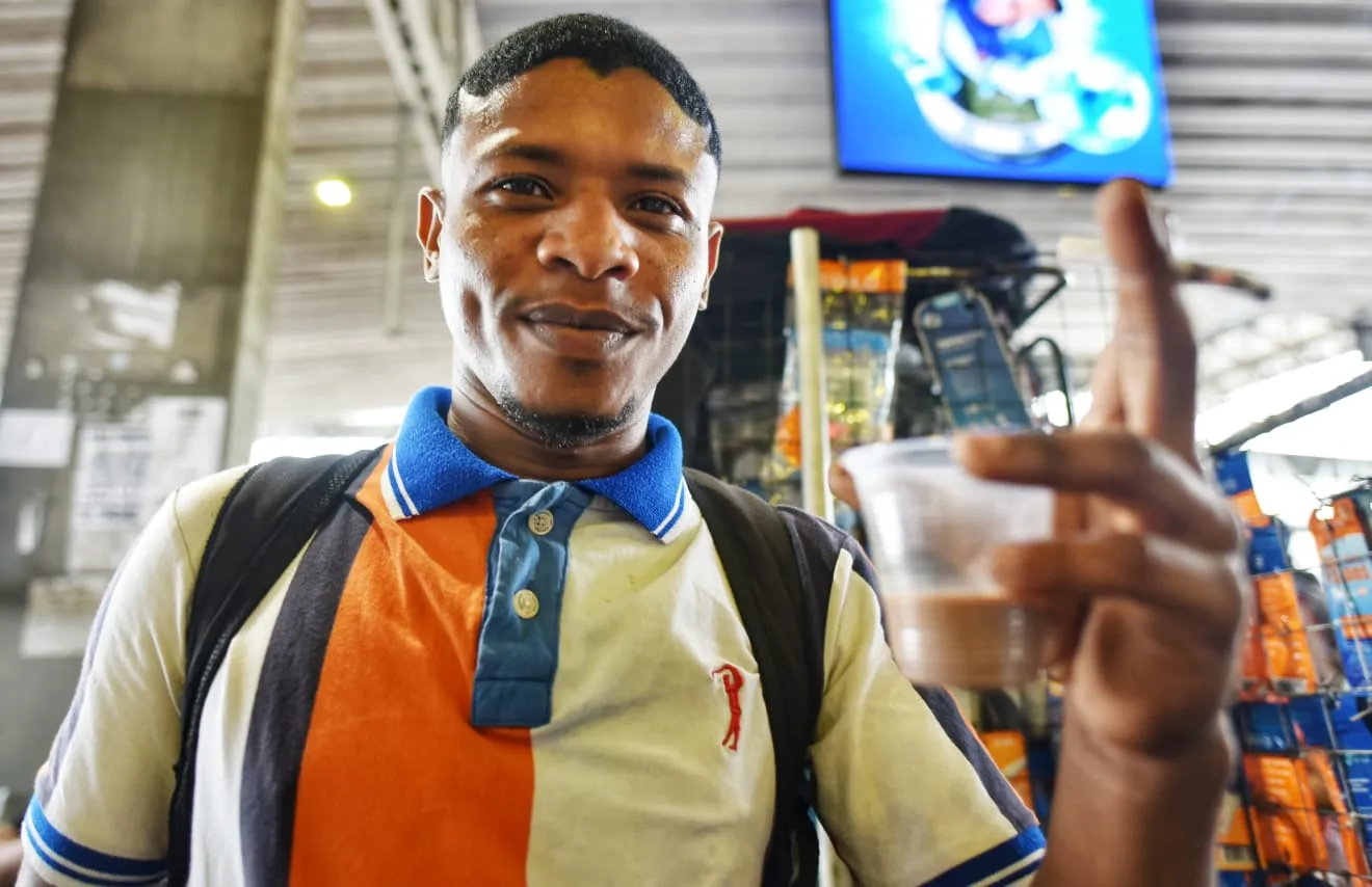 Erick Santos ama a combinação café e cigarro