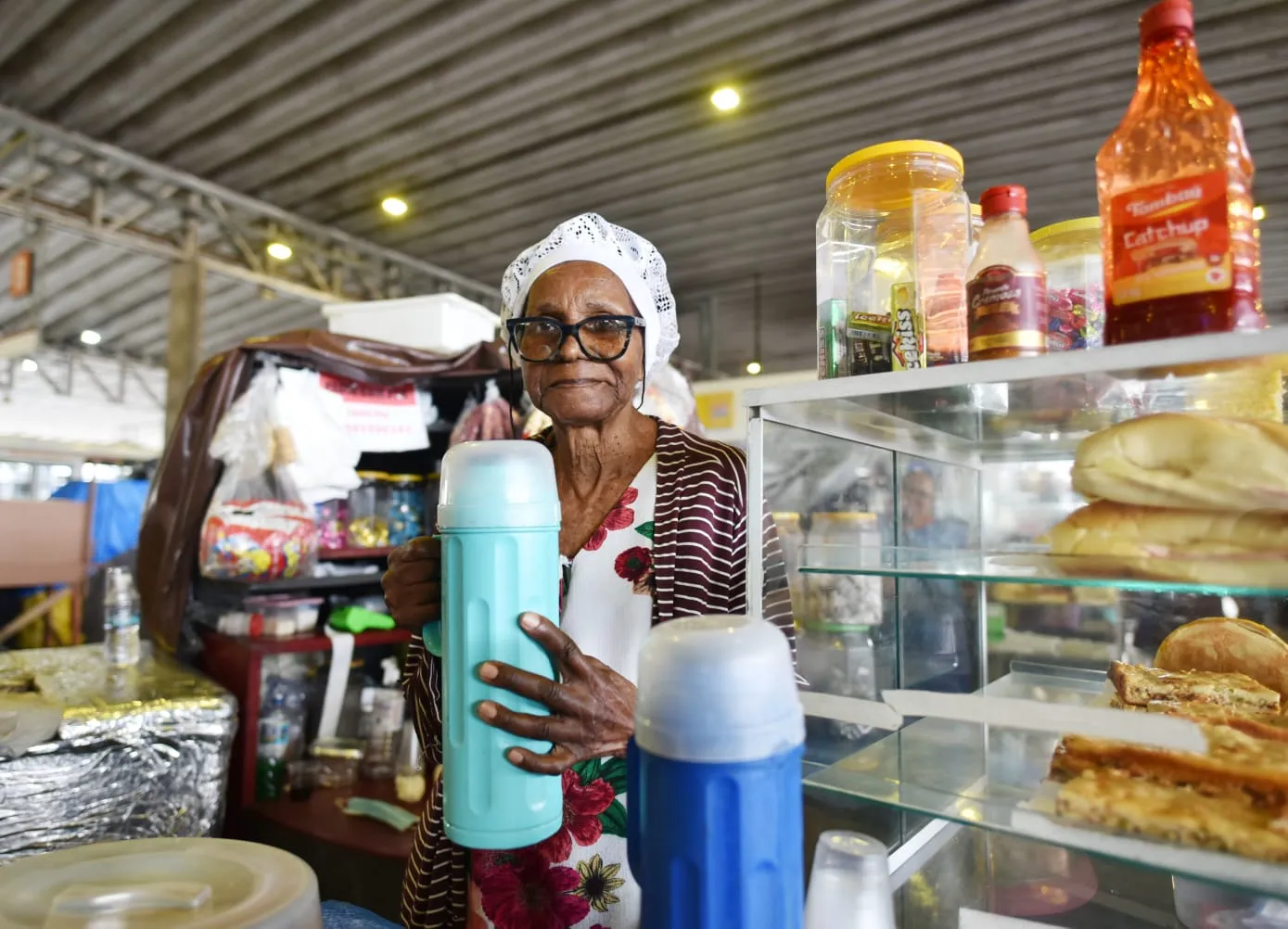 Dona Maria da Anunciação, de 70 anos, vende café, bolo e salgados