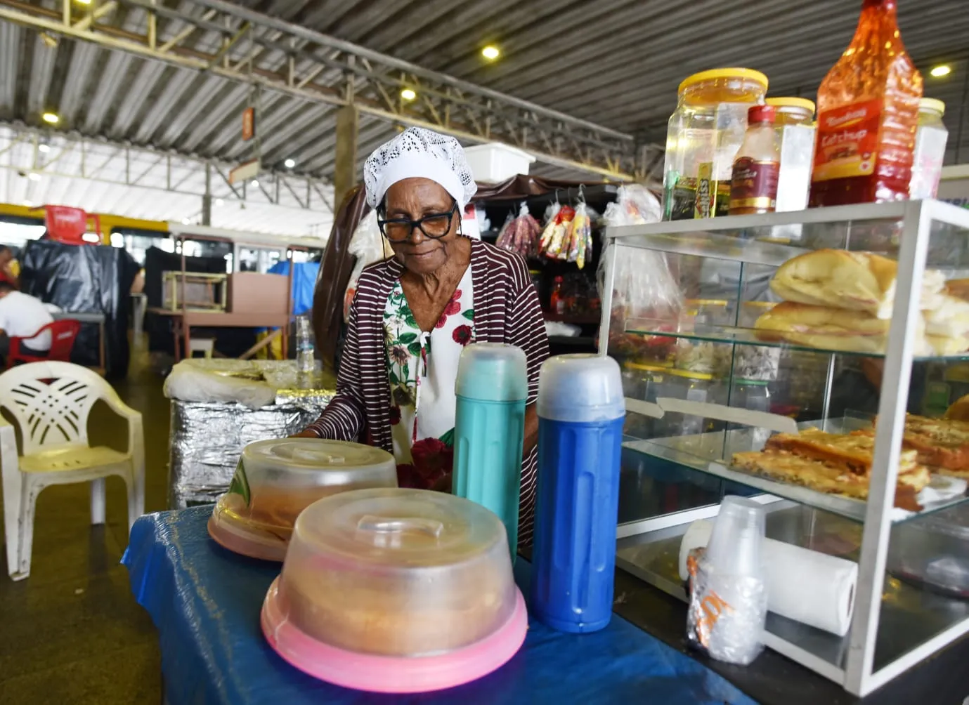 Vendedora ambulante deu um toque de "casa de vó" no meio da Estação Pirajá