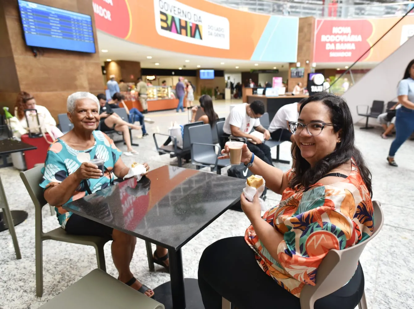 Dona Aldacy e a filha, Iane Silva, não abrem mão do café