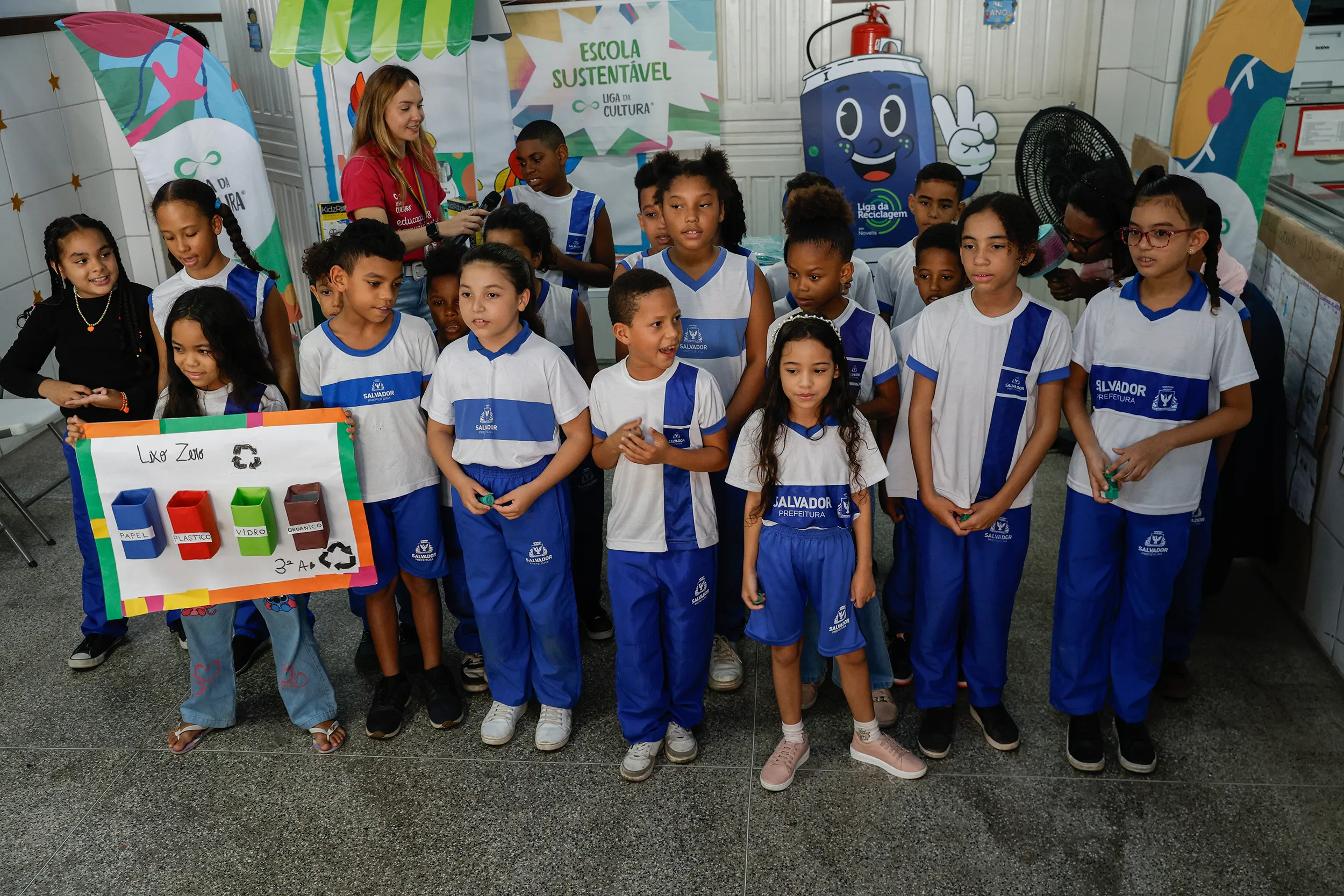 Imagem ilustrativa da imagem Caminhão literário leva leitura e educação ambiental a estudantes