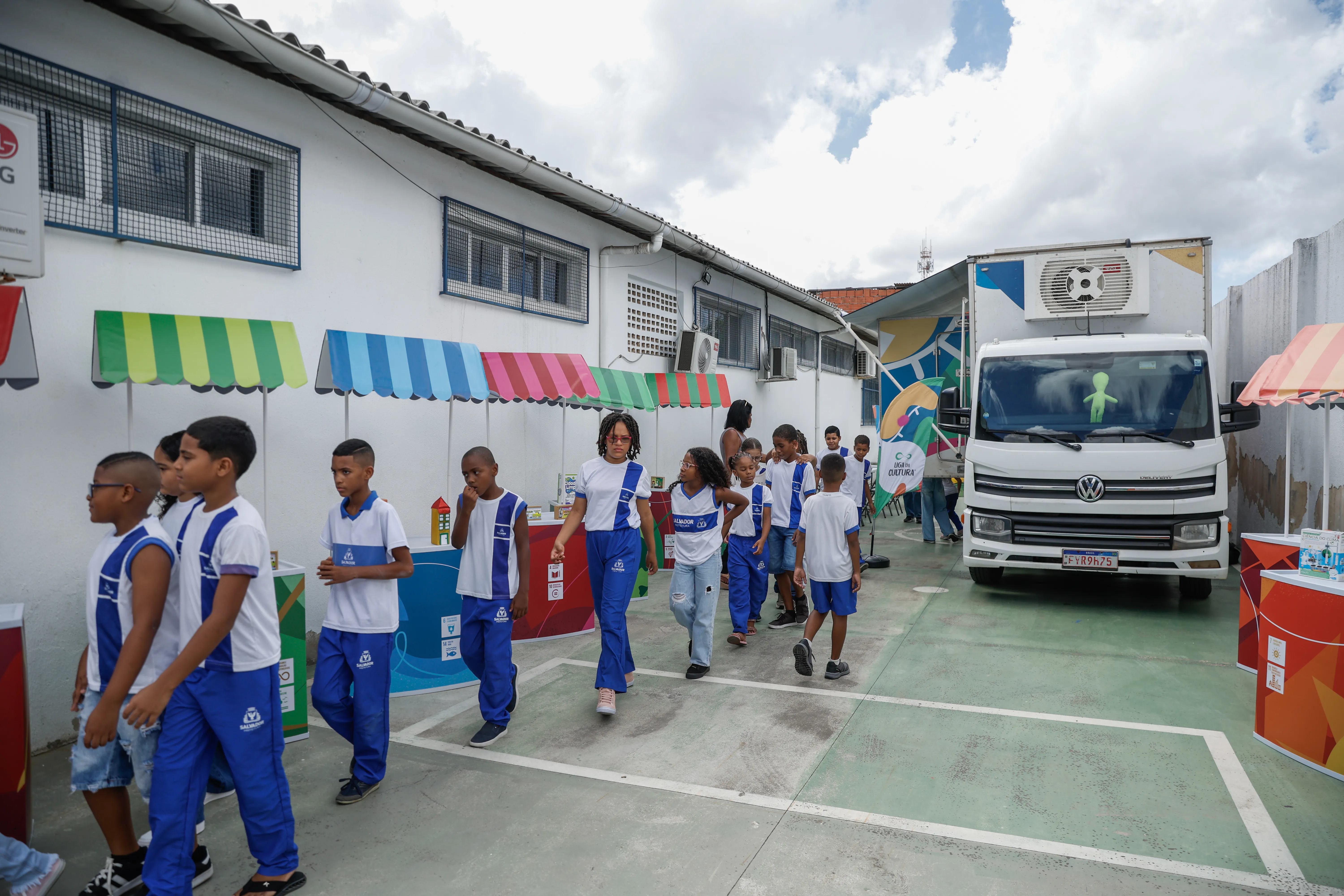 Imagem ilustrativa da imagem Caminhão literário leva leitura e educação ambiental a estudantes