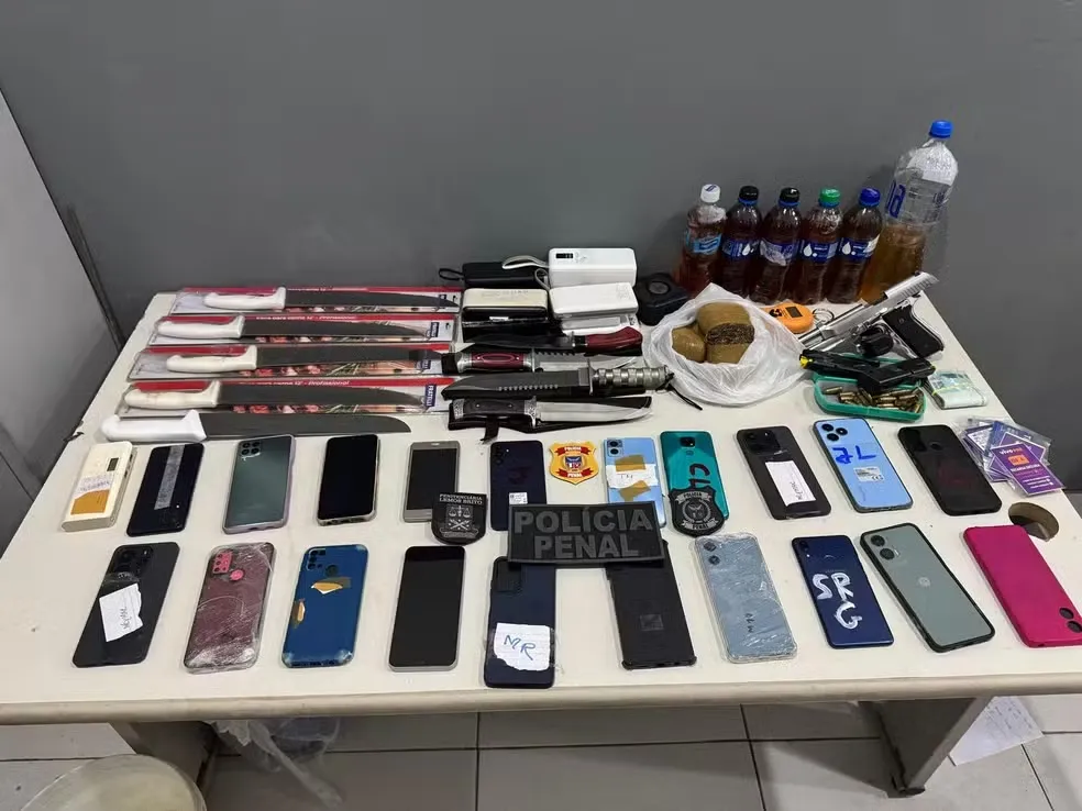 Celulares e outros materiais apreendidos em uma das operações da Seap em 2025