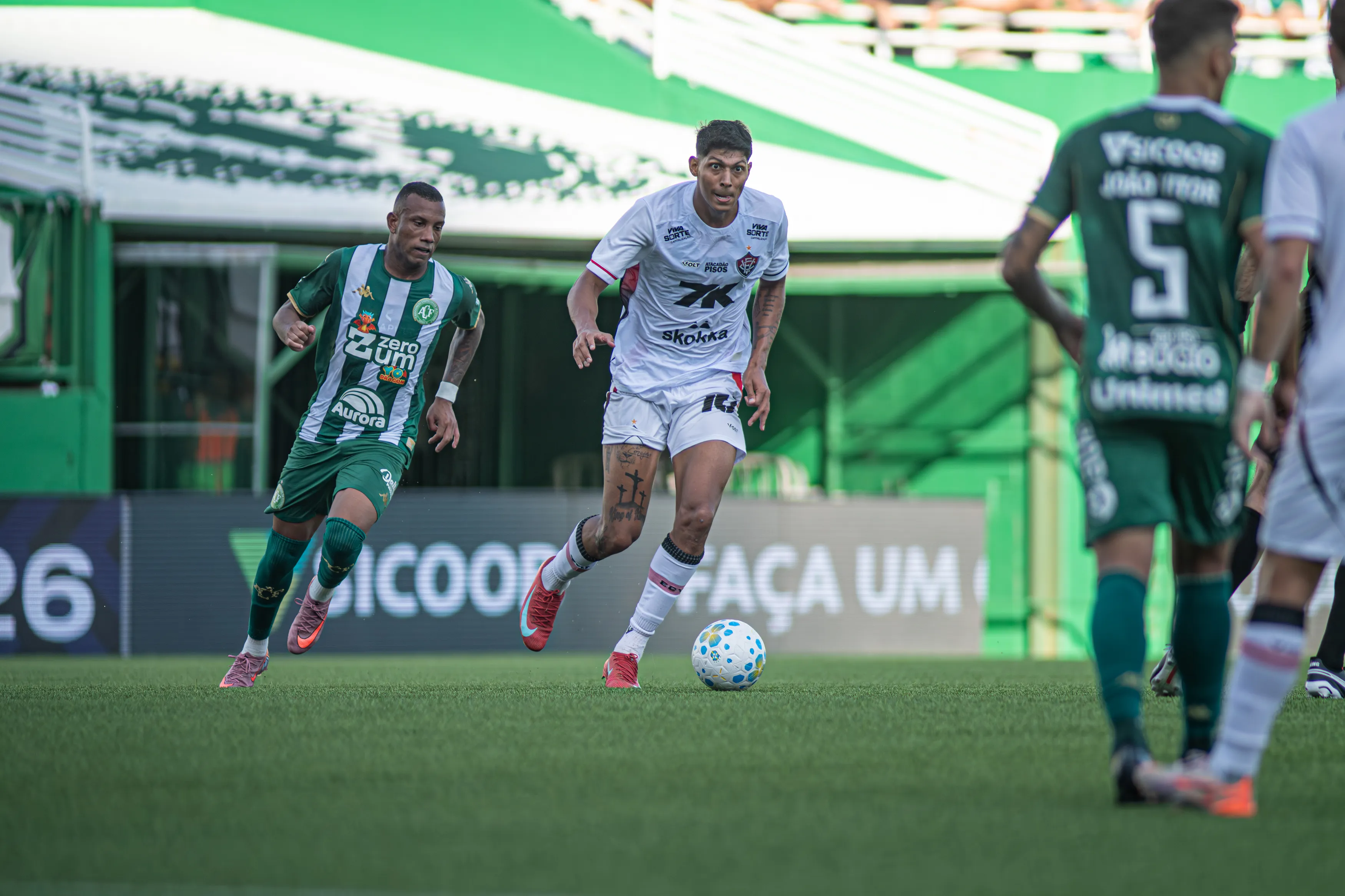 Com um a menos, o Vitória empata com a Chapecoense na Arena Condá