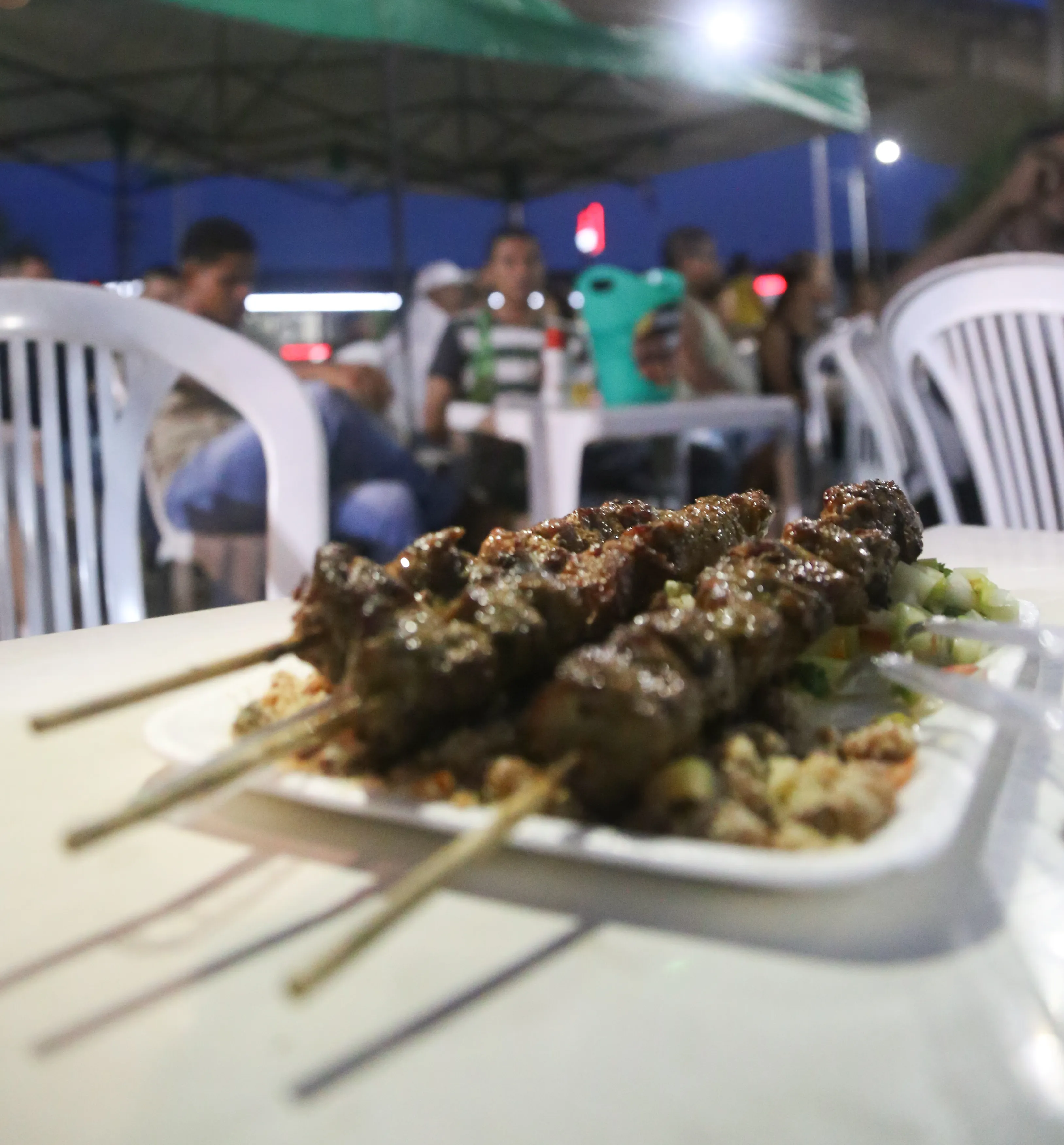 Churrasquinhos servidos com acompanhamento