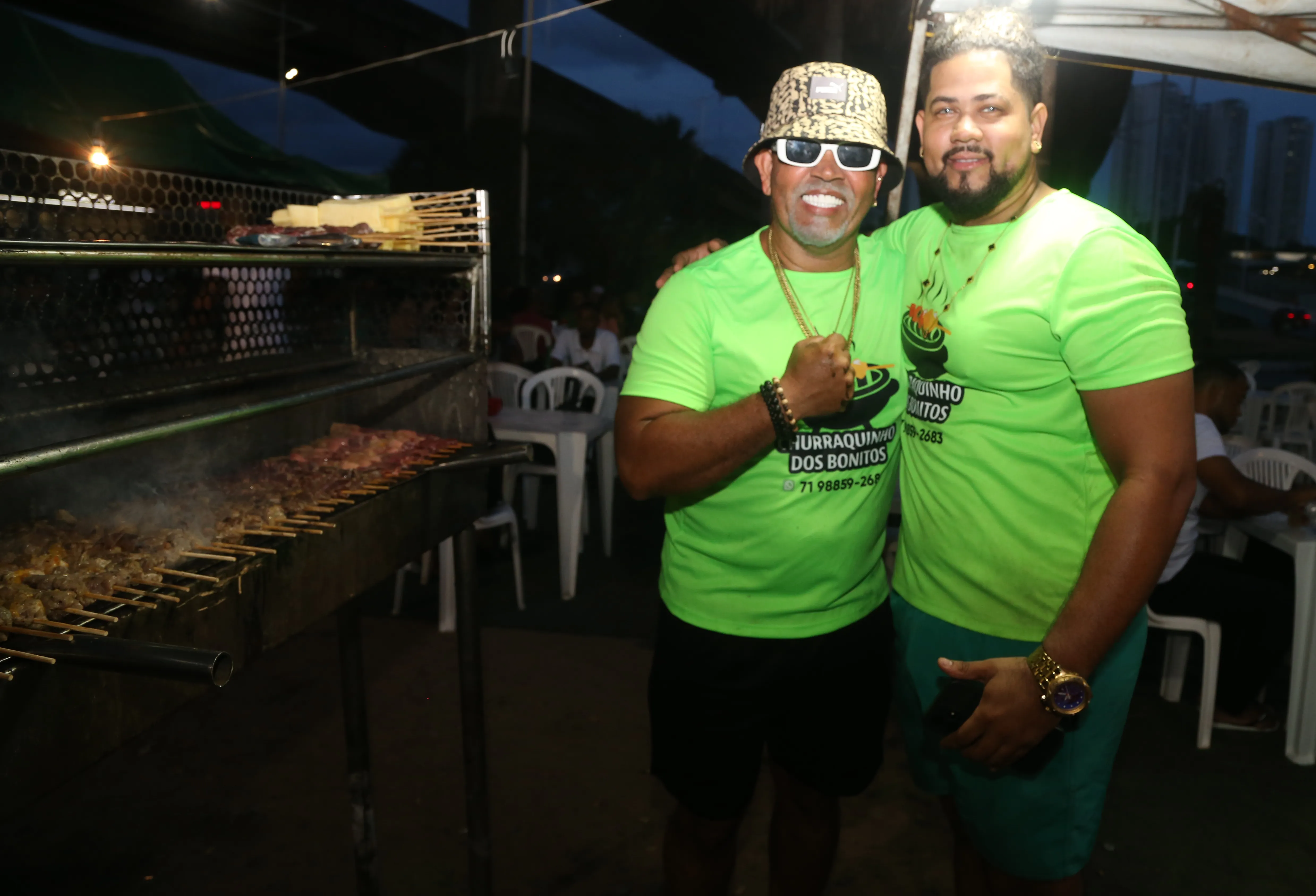 Val e Romário Santana, pai e filho, são donos do Churrasquinho dos Bonitos