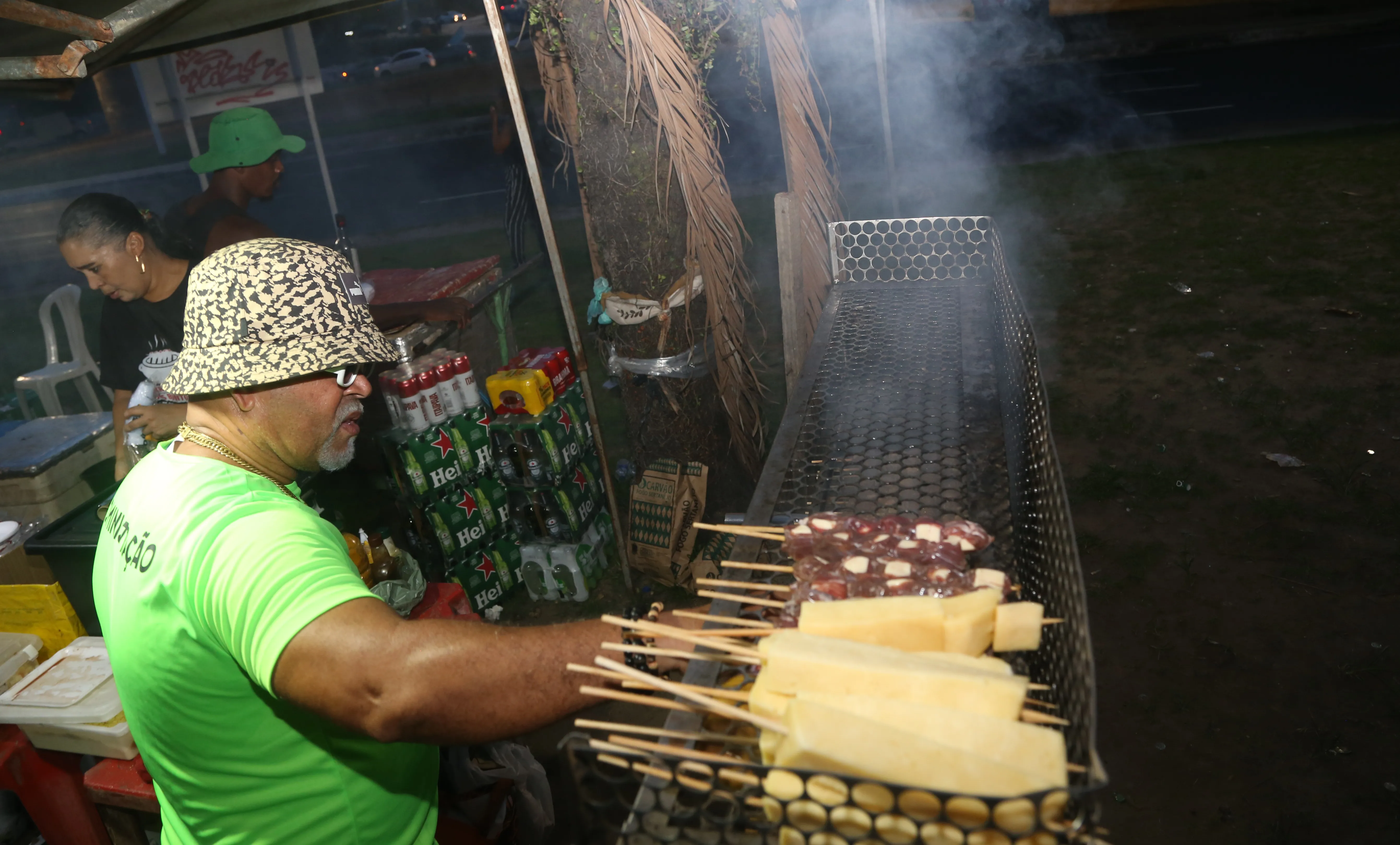Churrasquinho é uma das comidas de rua preferidas do povo de Salvador