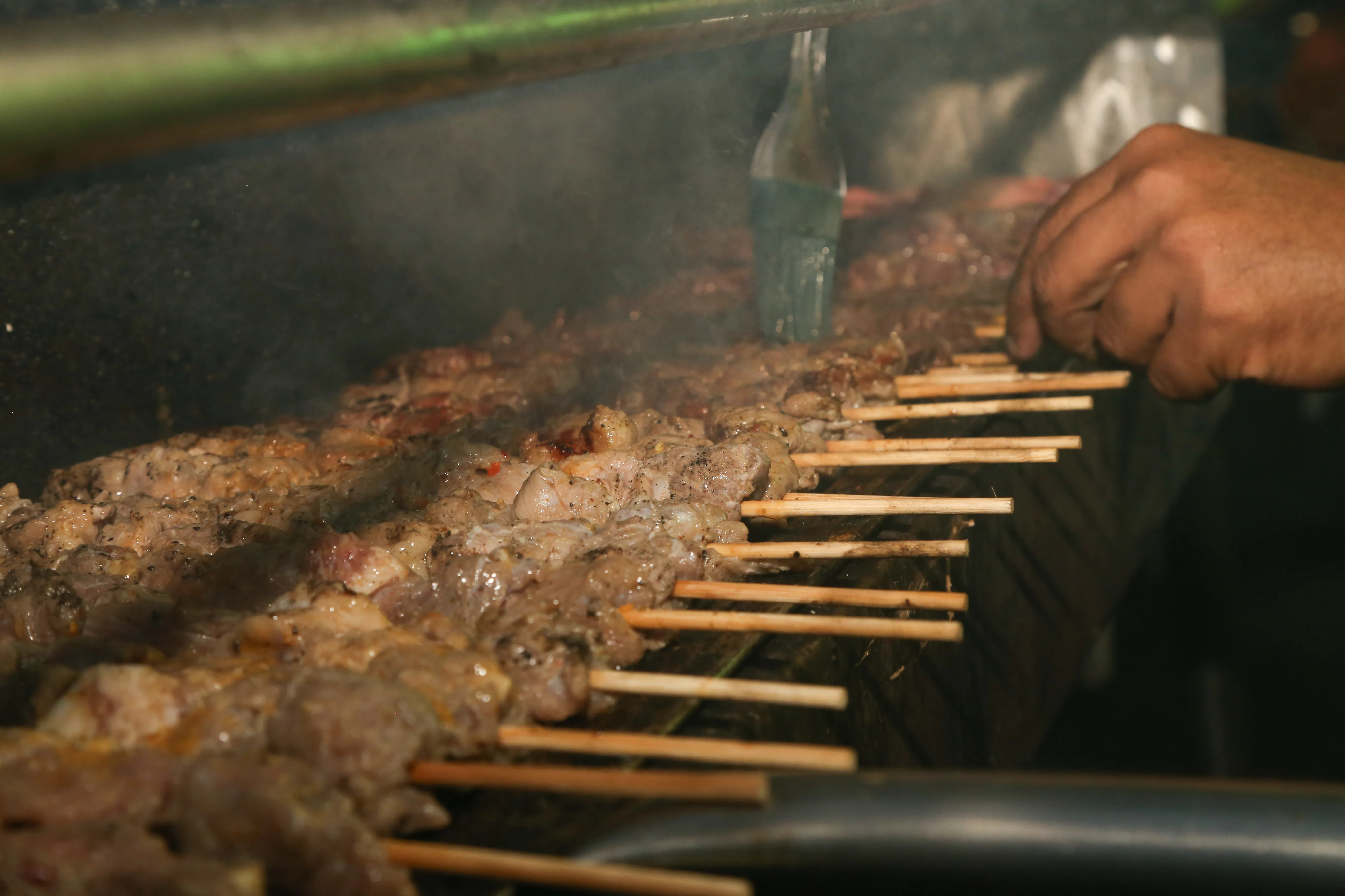 Espetinhos são vendidos entre R$ 12 e R$ 15