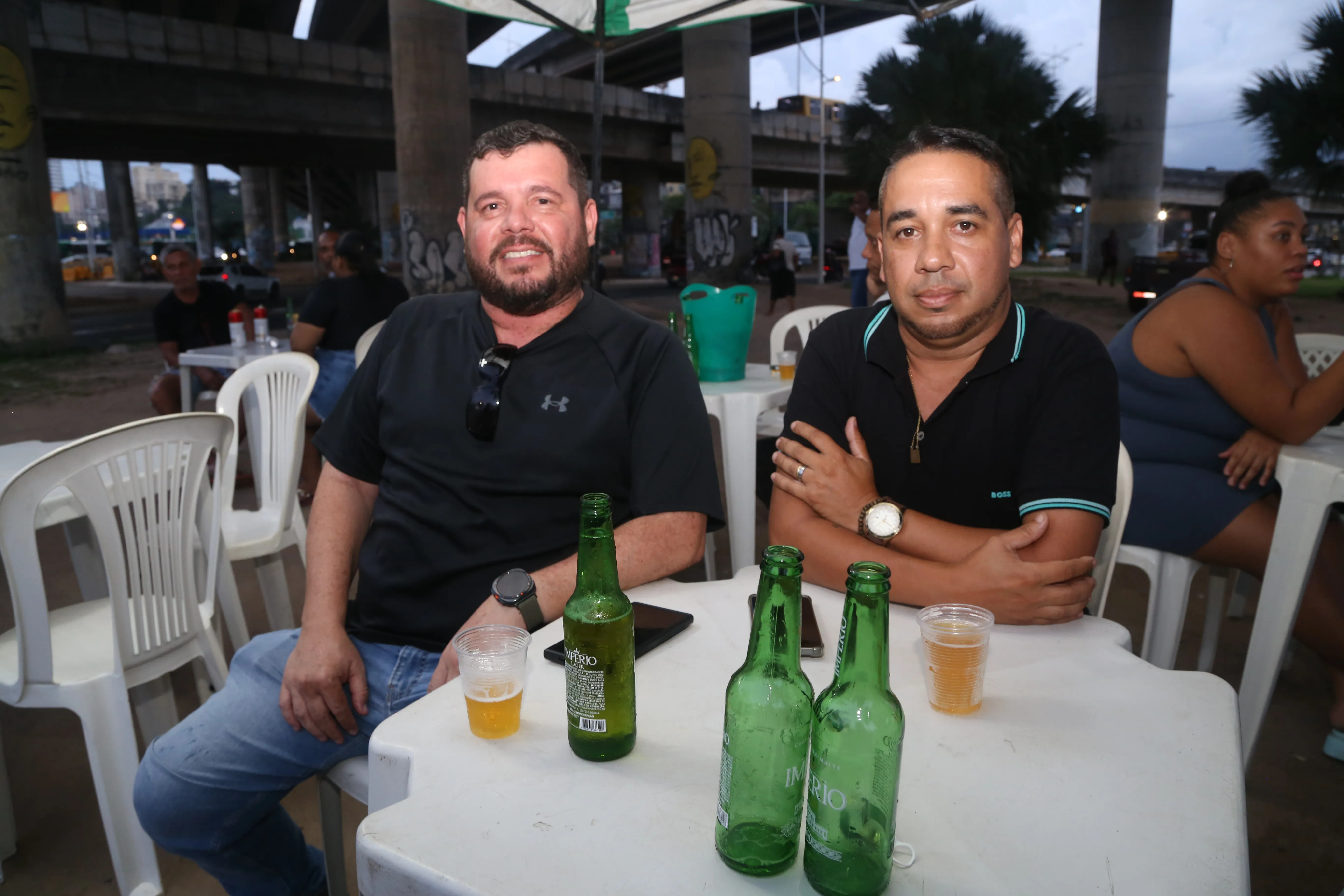 Luiz Henrique se reúne com amigos do trabalho para desestressar