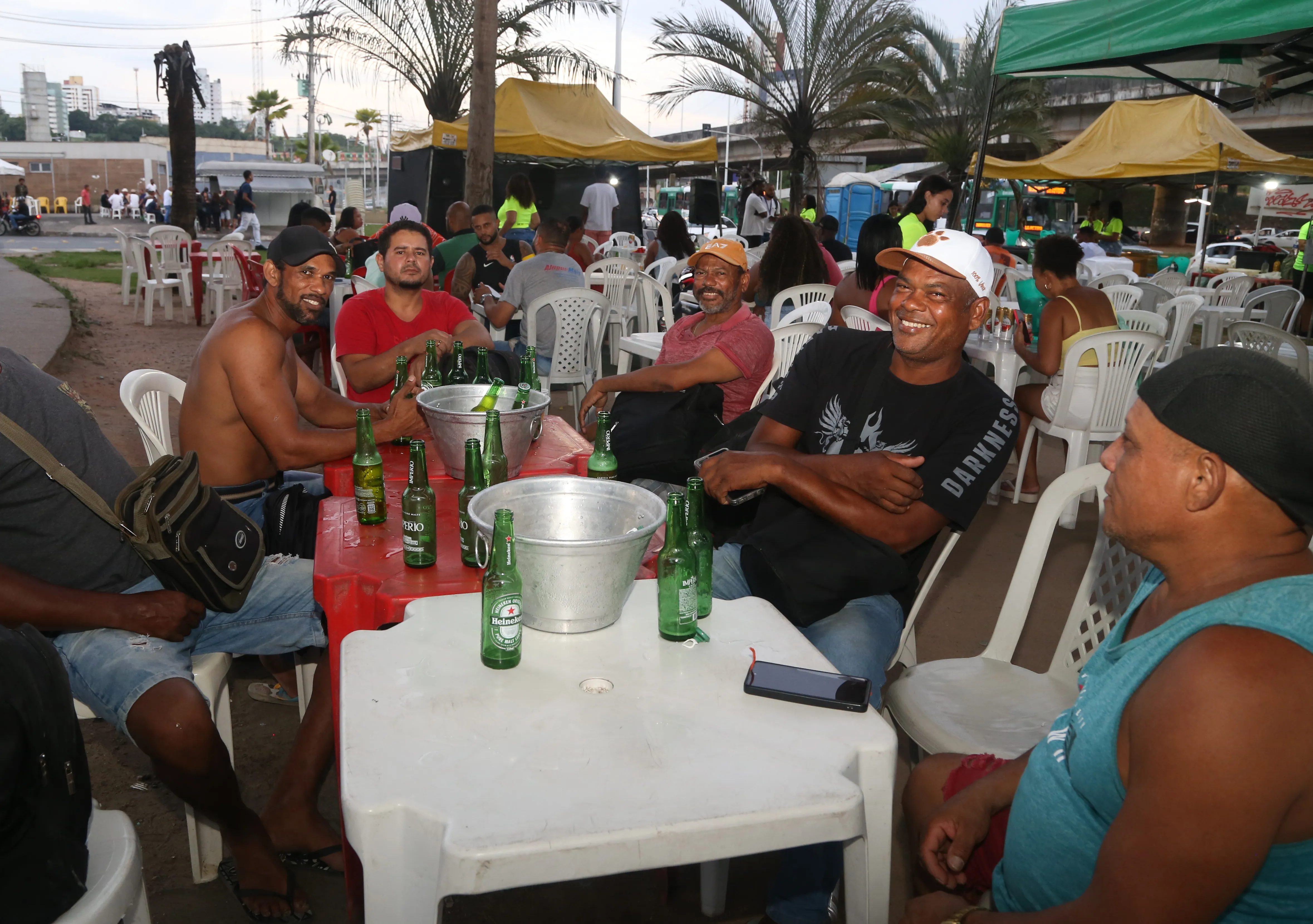 Daniel e amigos se divertem juntos no Churrasquinho dos Bonitos