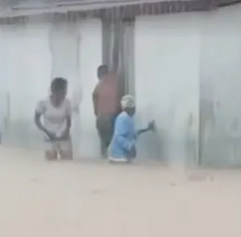 Idosa sendo resgatada