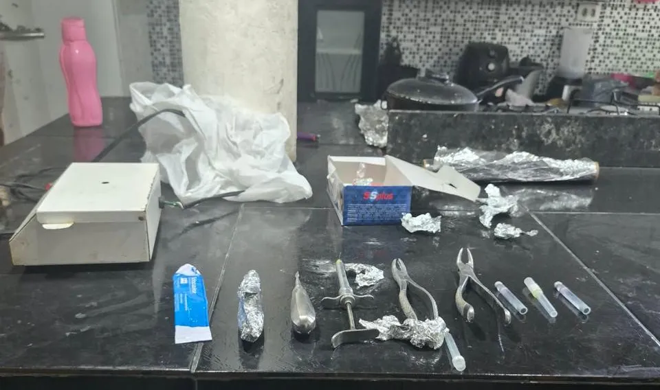 Na ação, materiais e equipamentos utilizados em procedimentos odontológicos foram apreendidos