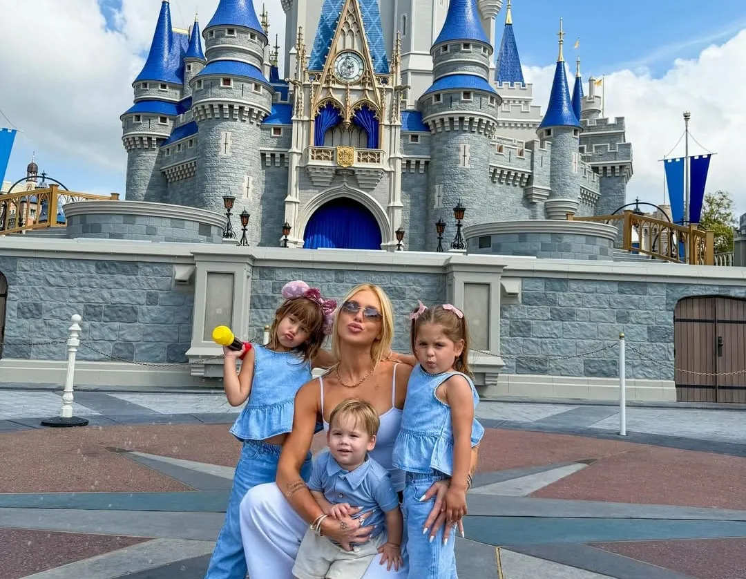Virginia Fonseca leva os filhos para conhecer a Disney