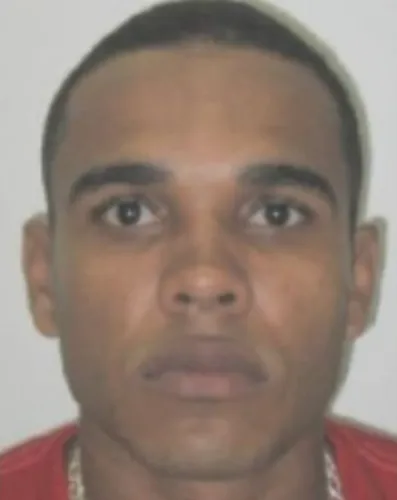 Ednaldo Pereira dos Santos, conhecido pelo vulgo "Dada", está sendo caçado pela polícia nesta segunda-feira (20)