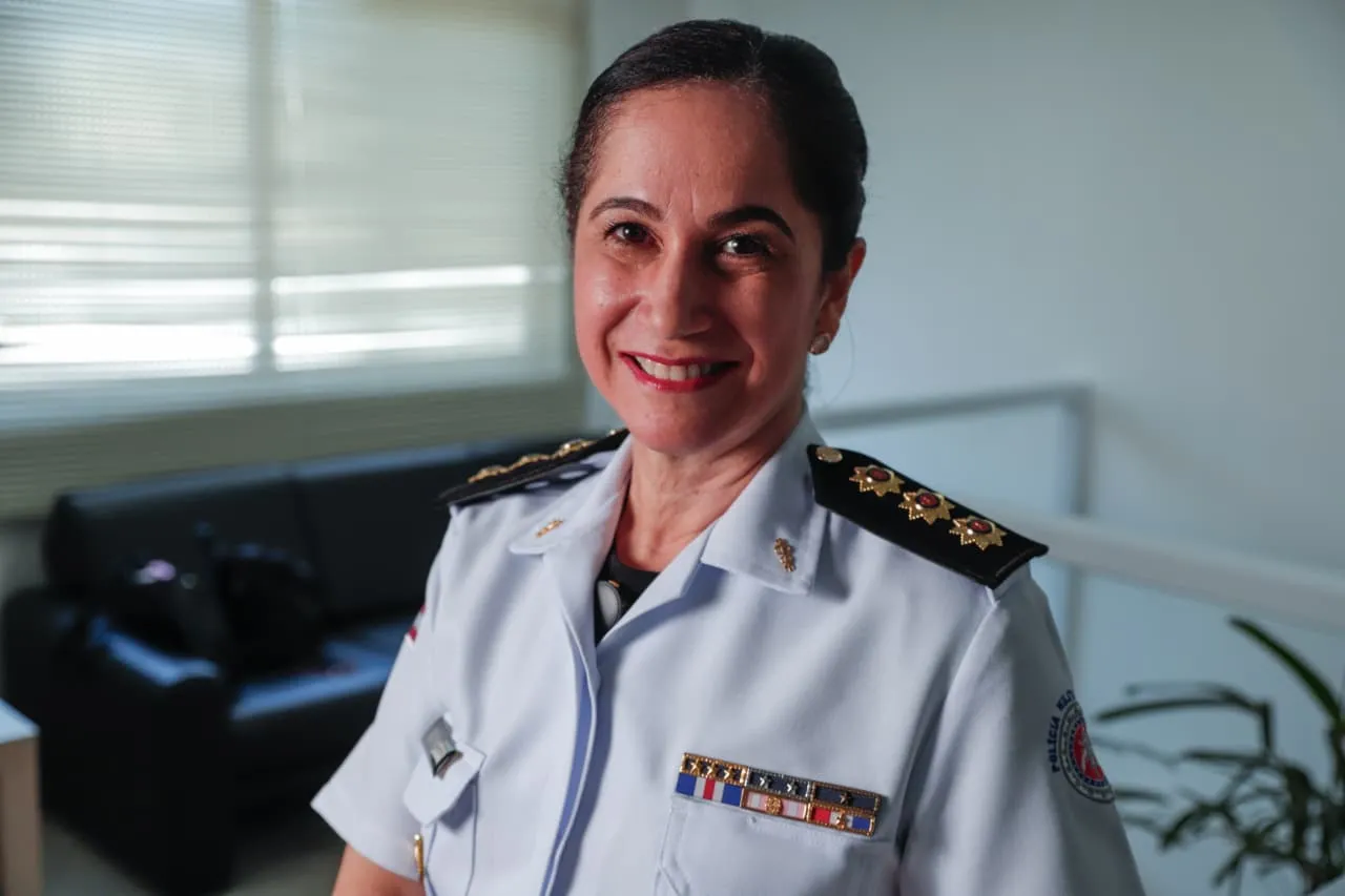 Ela é graduada em odontologia pela Universidade Federal da Bahia