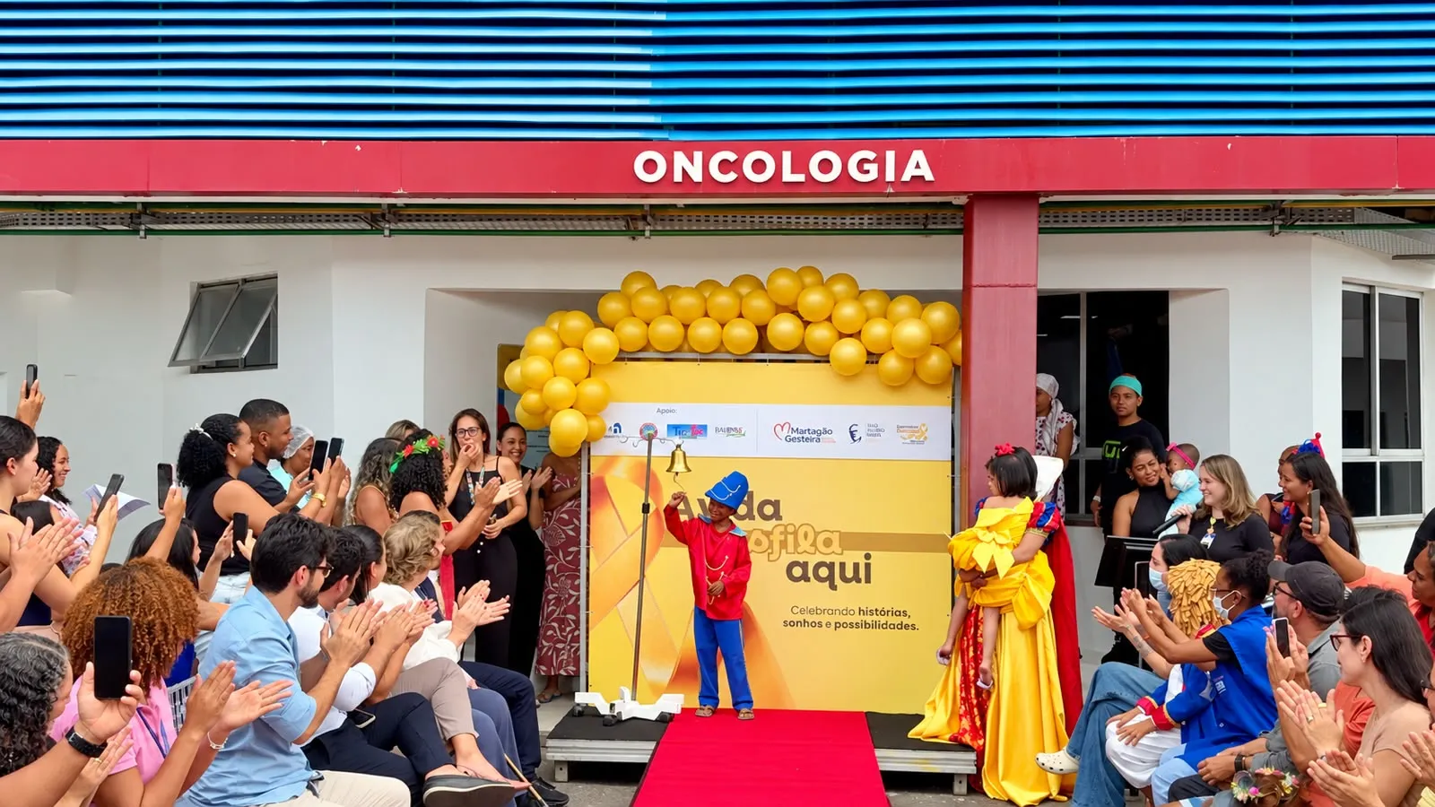 Ao todo, 16 crianças e adolescentes subiram à passarela