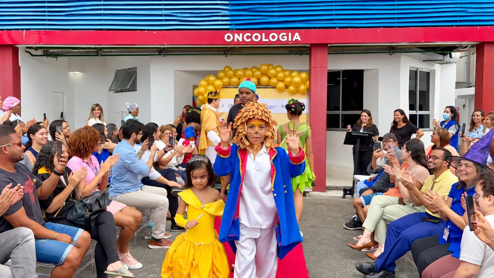 Vestidos como personagens de histórias infantis, os pacientes desfilaram diante de familiares, profissionais de saúde e convidados