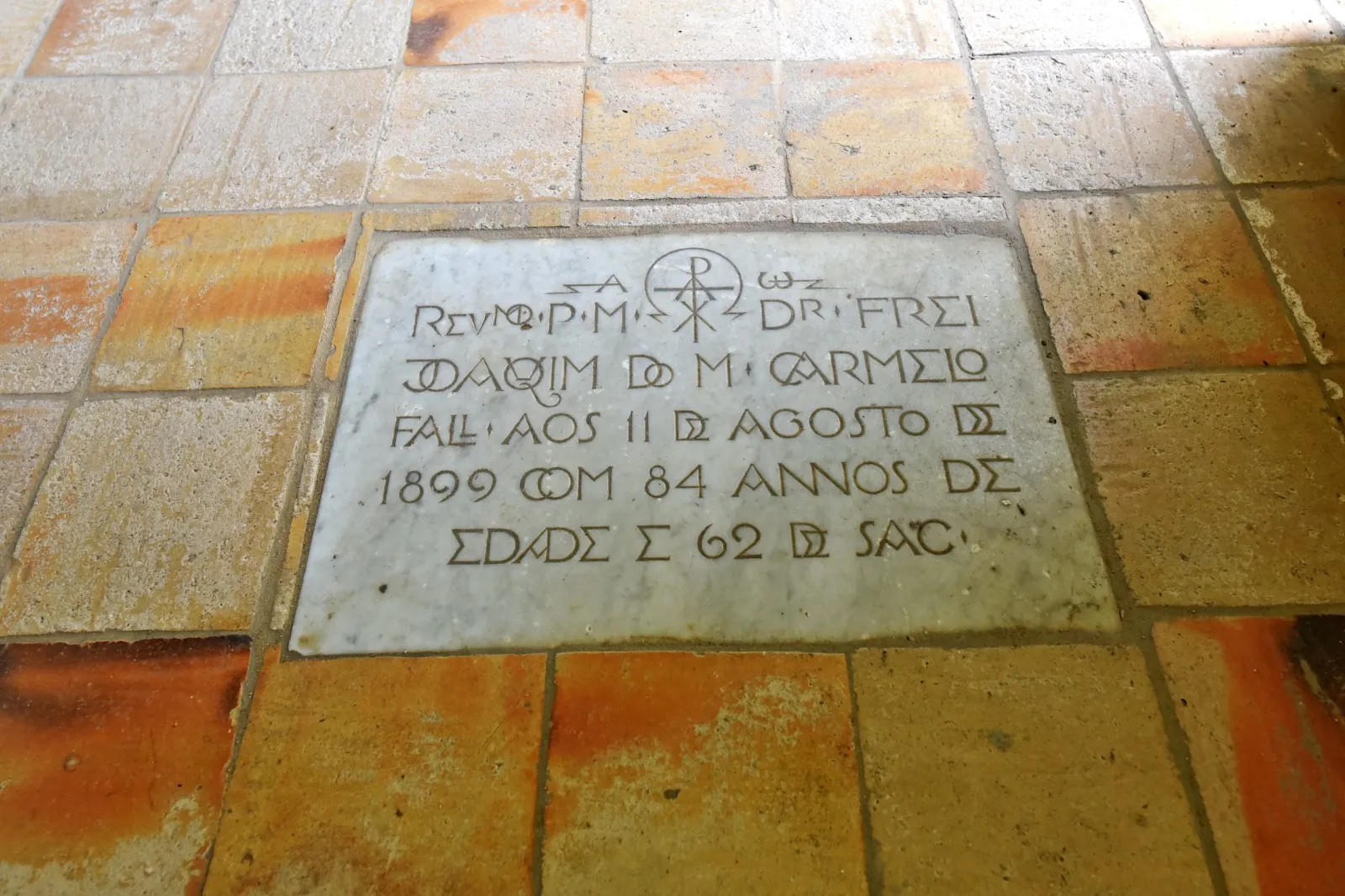 Lápide de um monge morto em 1899