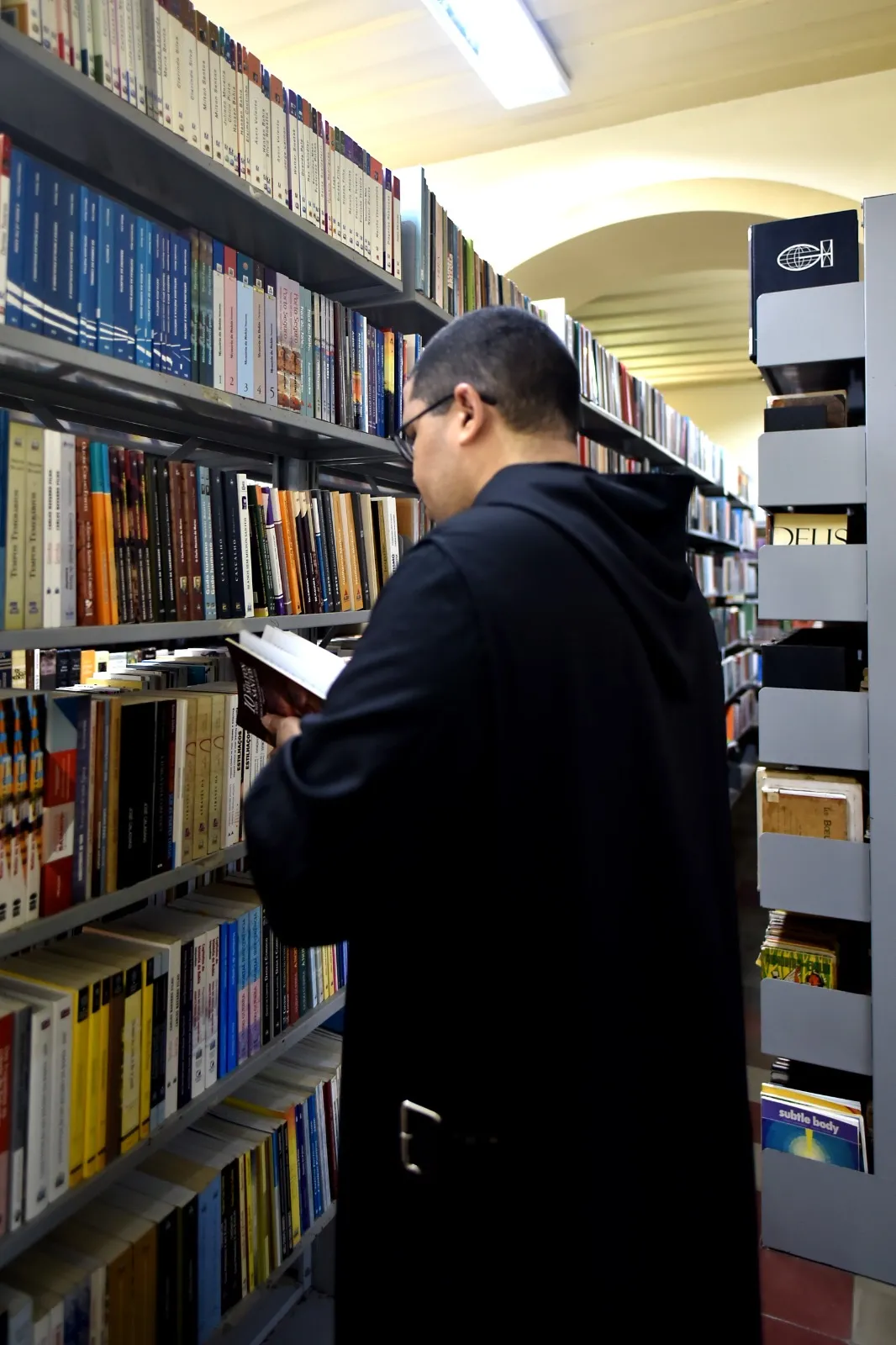 Biblioteca possui cerca de 300 mil volumes