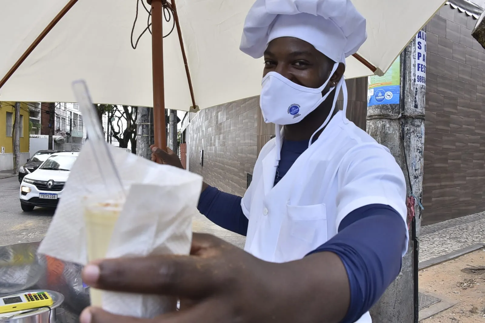 Lu vende mingau de segunda a sexta-feira, a partir das 4h50 da manhã