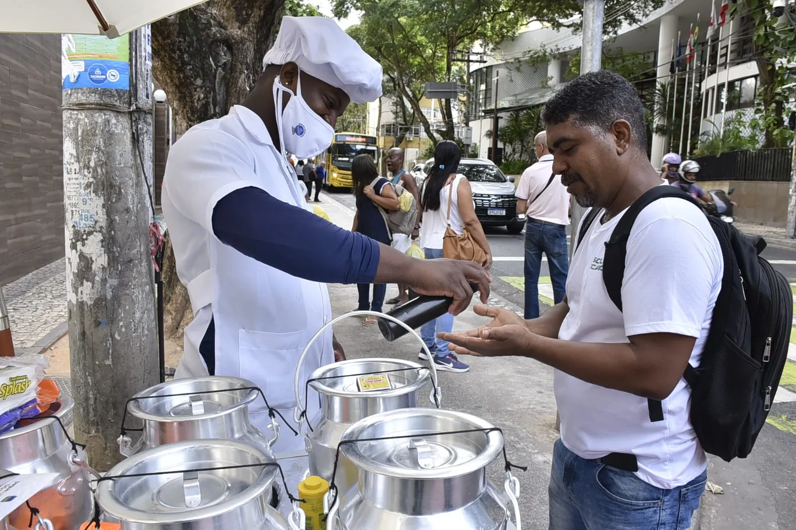 Imagem ilustrativa da imagem Da música ao mingau: pianista encontra sustento nas ruas de Salvador