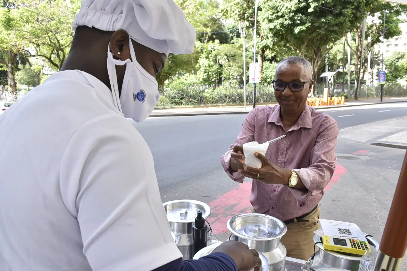 Imagem ilustrativa da imagem Da música ao mingau: pianista encontra sustento nas ruas de Salvador