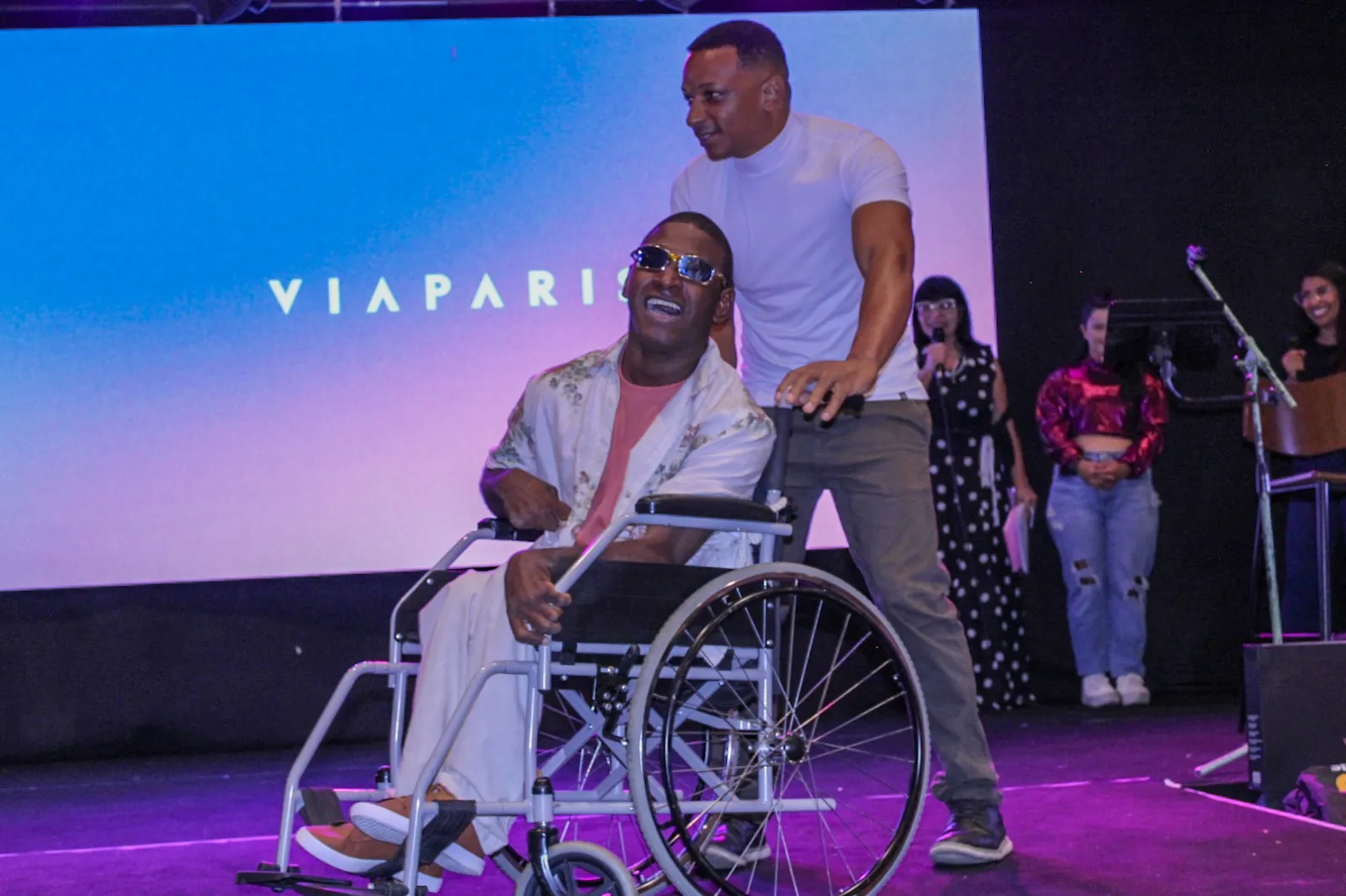 Pessoas de todas as idades participam do programa