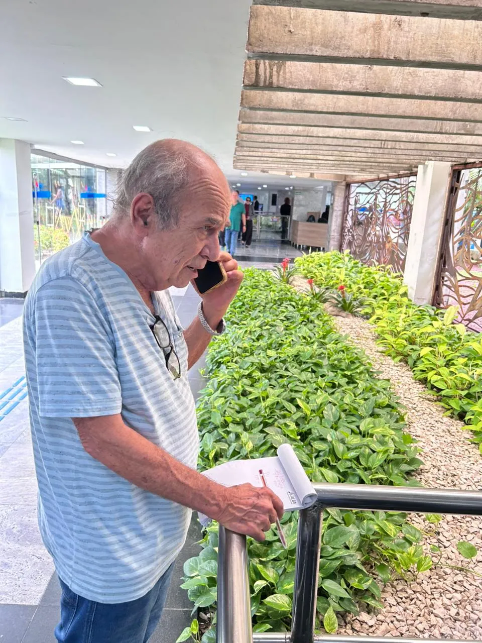 Mesmo na era do digital, Levi não abre mão da caneta e do papel nas apurações