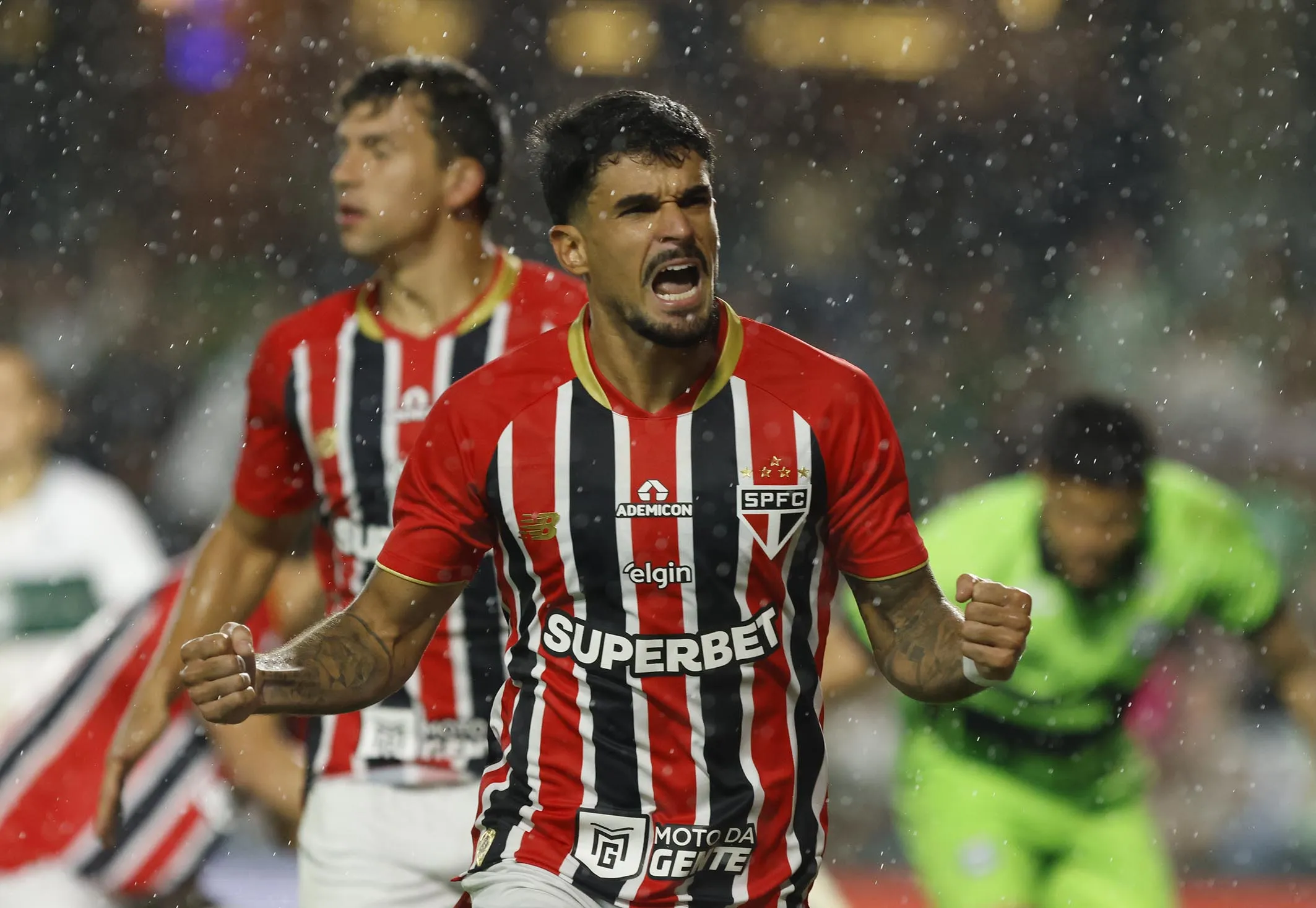 Cauly comemora gol em cima do Coritiba, pelo Brasileirão